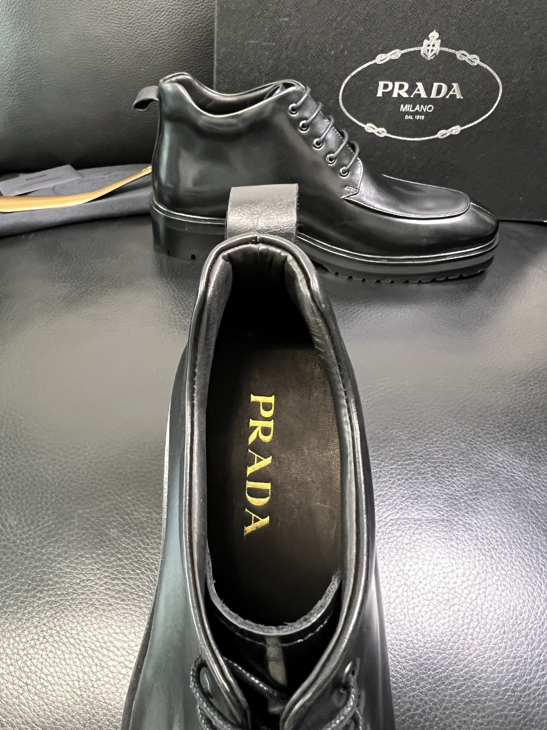 PRADA 高品质 顶级工艺品 普拉达 皮鞋专柜同步 原厂配置，意大利进口原版牛皮面料，透气舒适进口水染