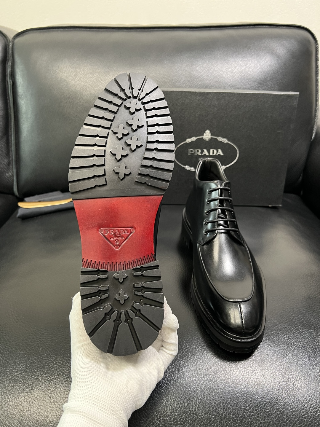 PRADA 高品质 顶级工艺品 普拉达 皮鞋专柜同步 原厂配置，意大利进口原版牛皮面料，透气舒适进口水染