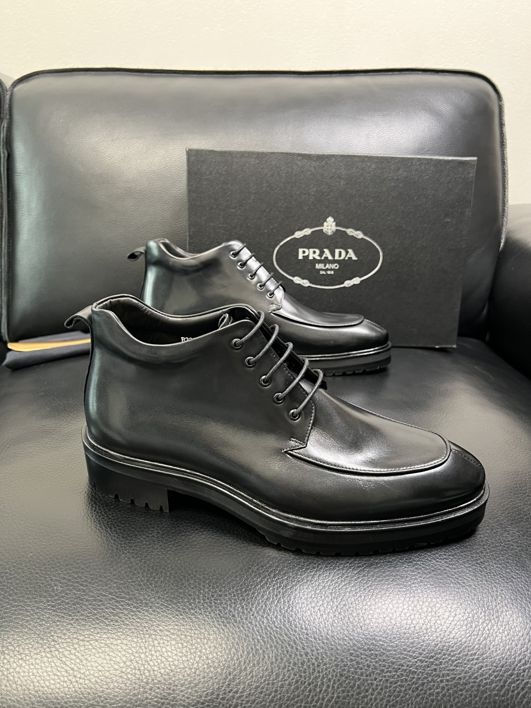 PRADA 高品质 顶级工艺品 普拉达 皮鞋专柜同步 原厂配置，意大利进口原版牛皮面料，透气舒适进口水染