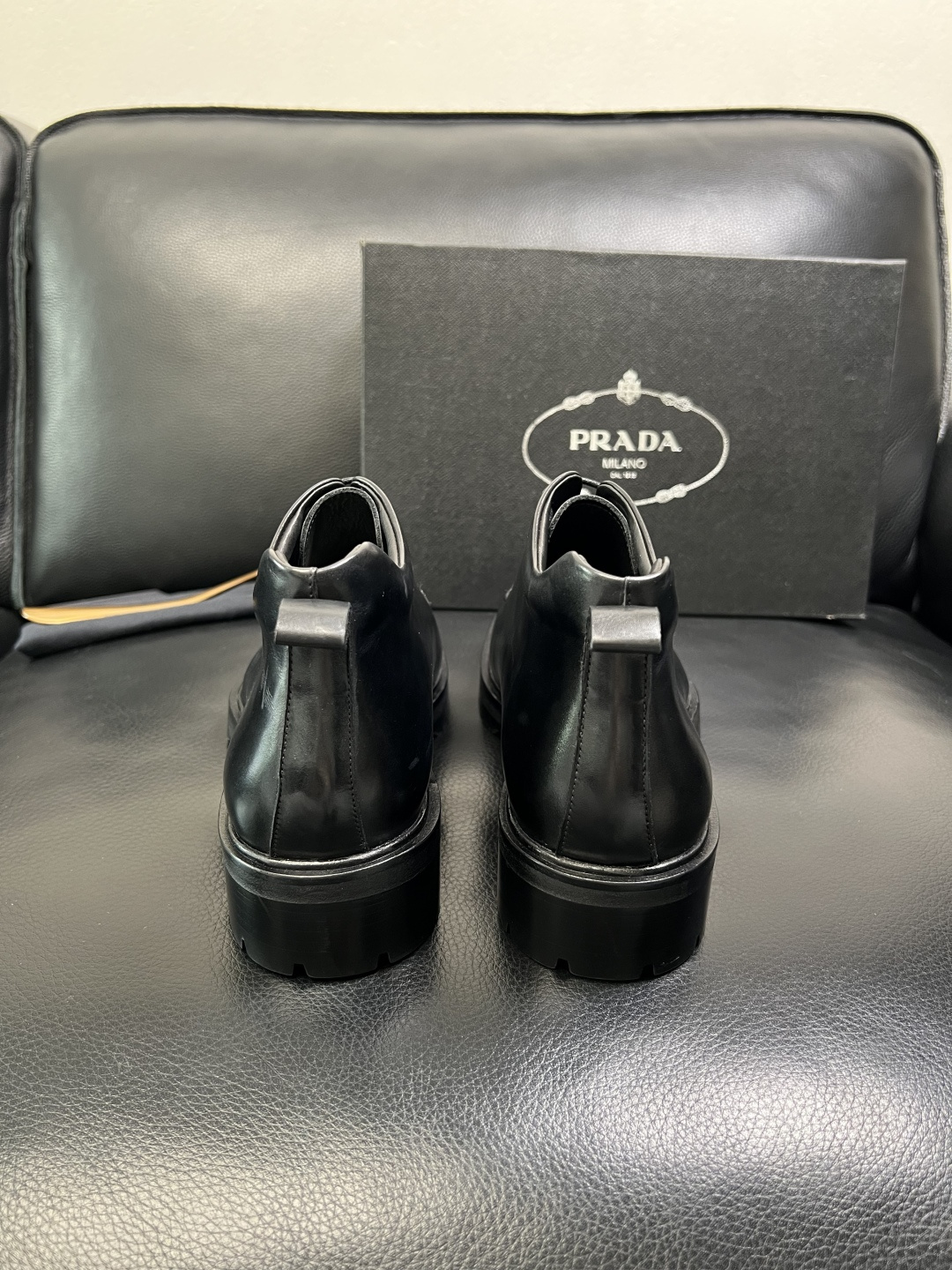 PRADA 高品质 顶级工艺品 普拉达 皮鞋专柜同步 原厂配置，意大利进口原版牛皮面料，透气舒适进口水染