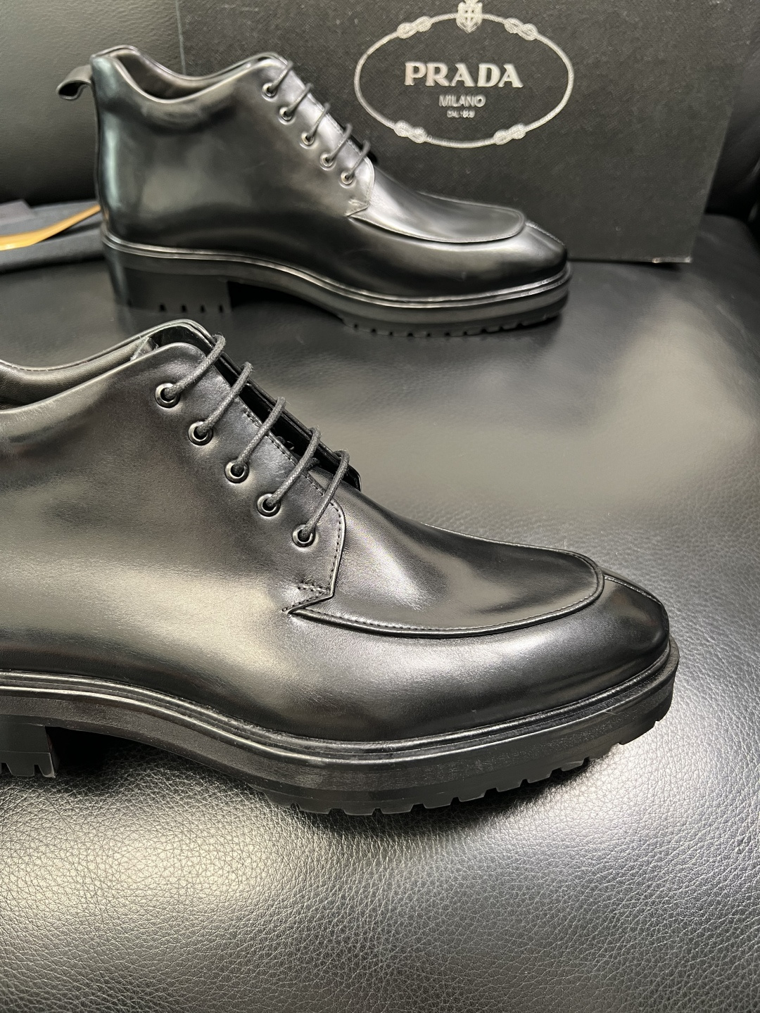 PRADA 高品质 顶级工艺品 普拉达 皮鞋专柜同步 原厂配置，意大利进口原版牛皮面料，透气舒适进口水染