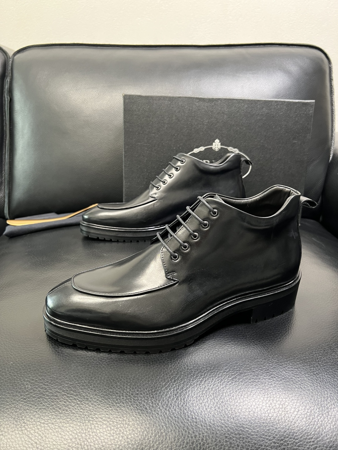 PRADA 高品质 顶级工艺品 普拉达 皮鞋专柜同步 原厂配置，意大利进口原版牛皮面料，透气舒适进口水染