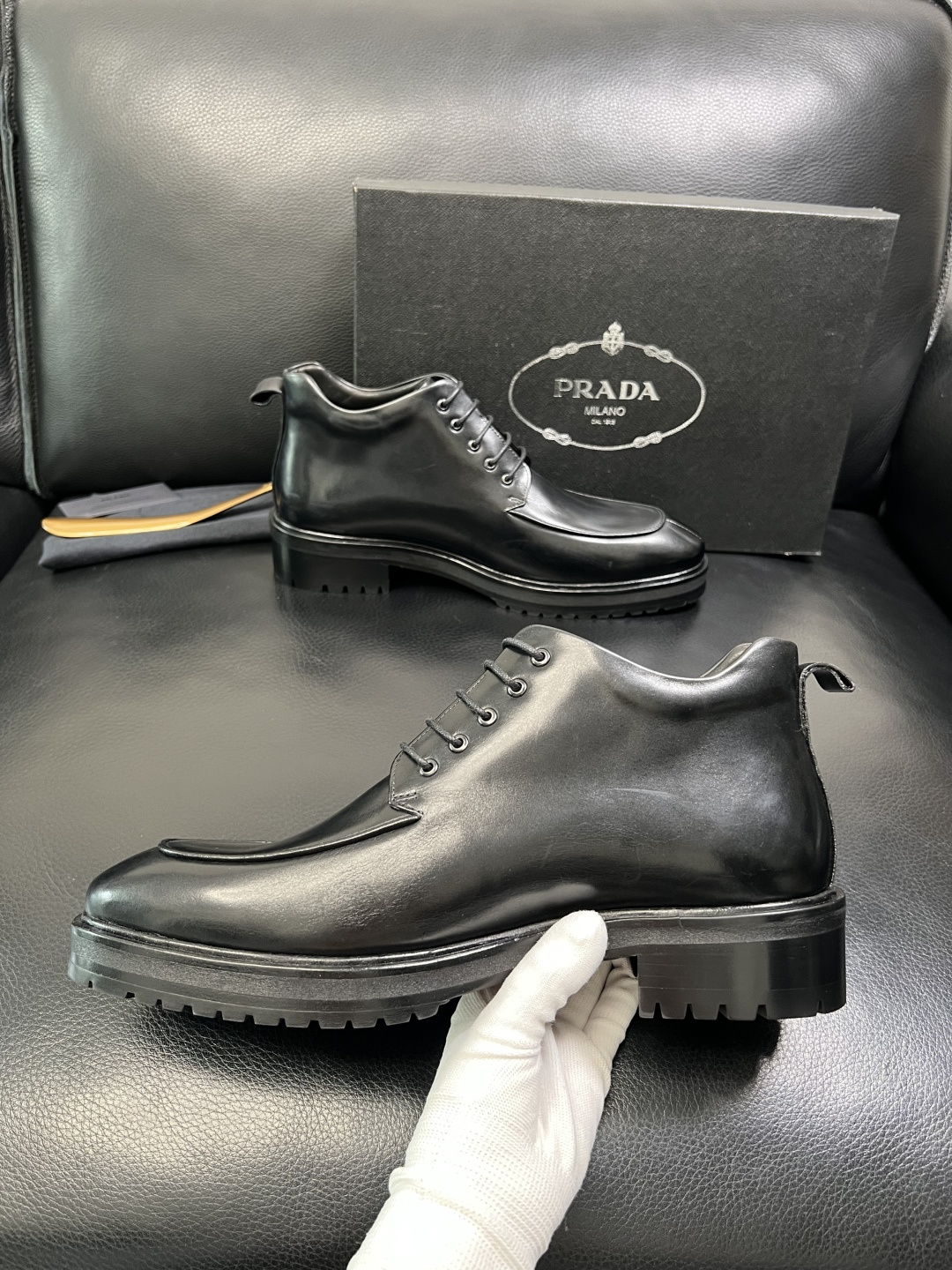 PRADA 高品质 顶级工艺品 普拉达 皮鞋专柜同步 原厂配置，意大利进口原版牛皮面料，透气舒适进口水染