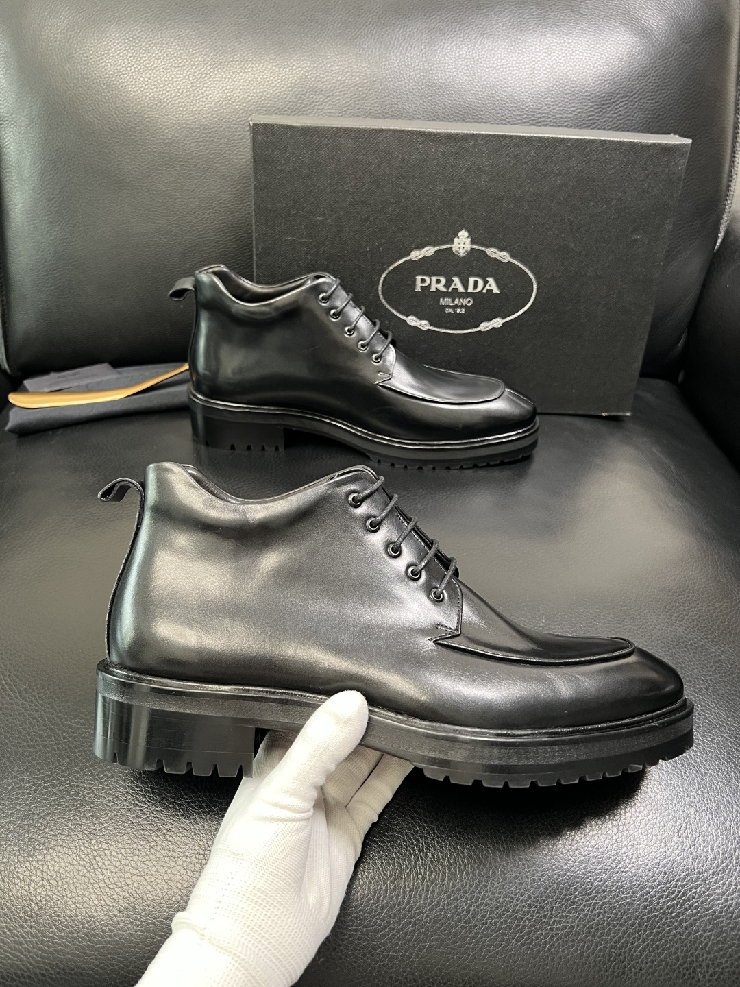 PRADA 高品质 顶级工艺品 普拉达 皮鞋专柜同步 原厂配置，意大利进口原版牛皮面料，透气舒适进口水染