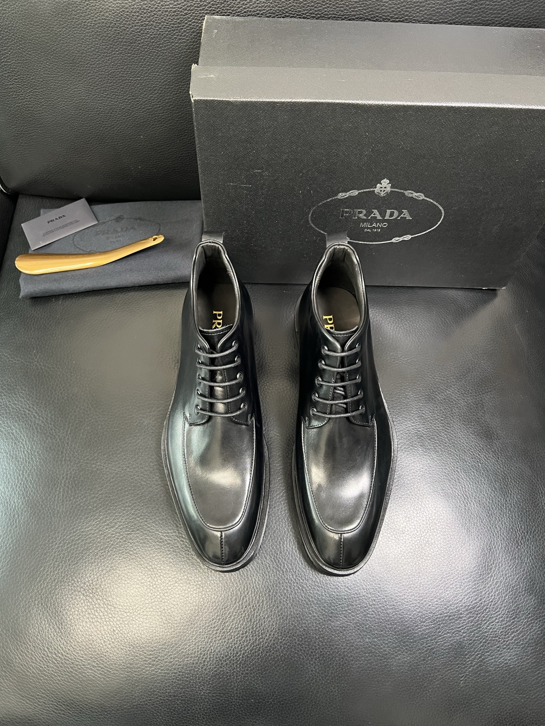 PRADA 高品质 顶级工艺品 普拉达 皮鞋专柜同步 原厂配置，意大利进口原版牛皮面料，透气舒适进口水染