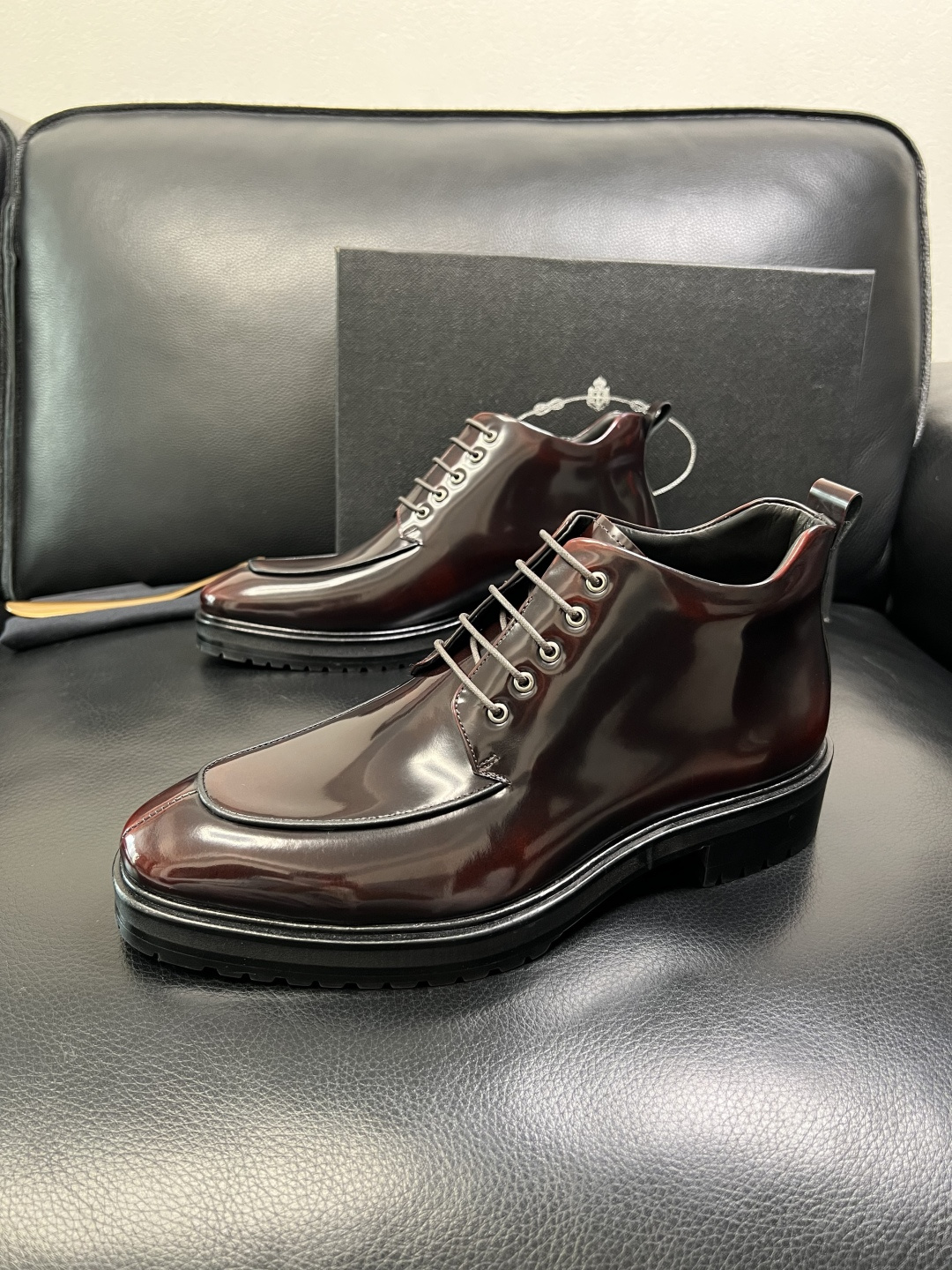 PRADA 高品质 顶级工艺品 普拉达 皮鞋专柜同步 原厂配置，意大利进口原版牛皮面料，透气舒适进口水染