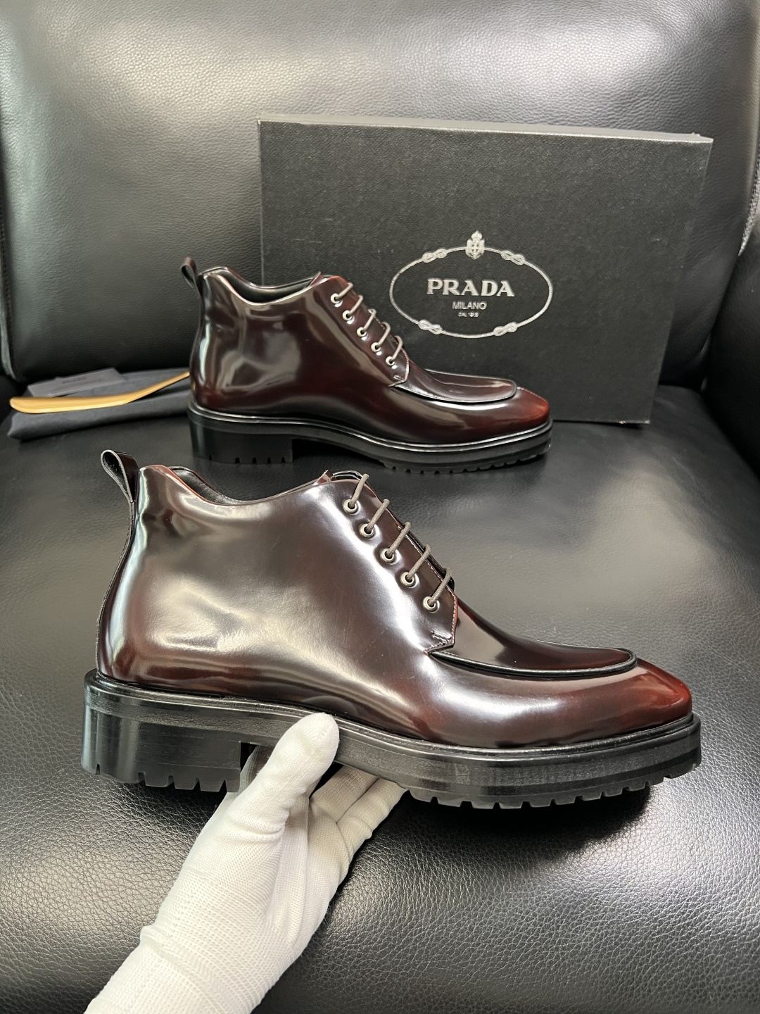 PRADA 高品质 顶级工艺品 普拉达 皮鞋专柜同步 原厂配置，意大利进口原版牛皮面料，透气舒适进口水染