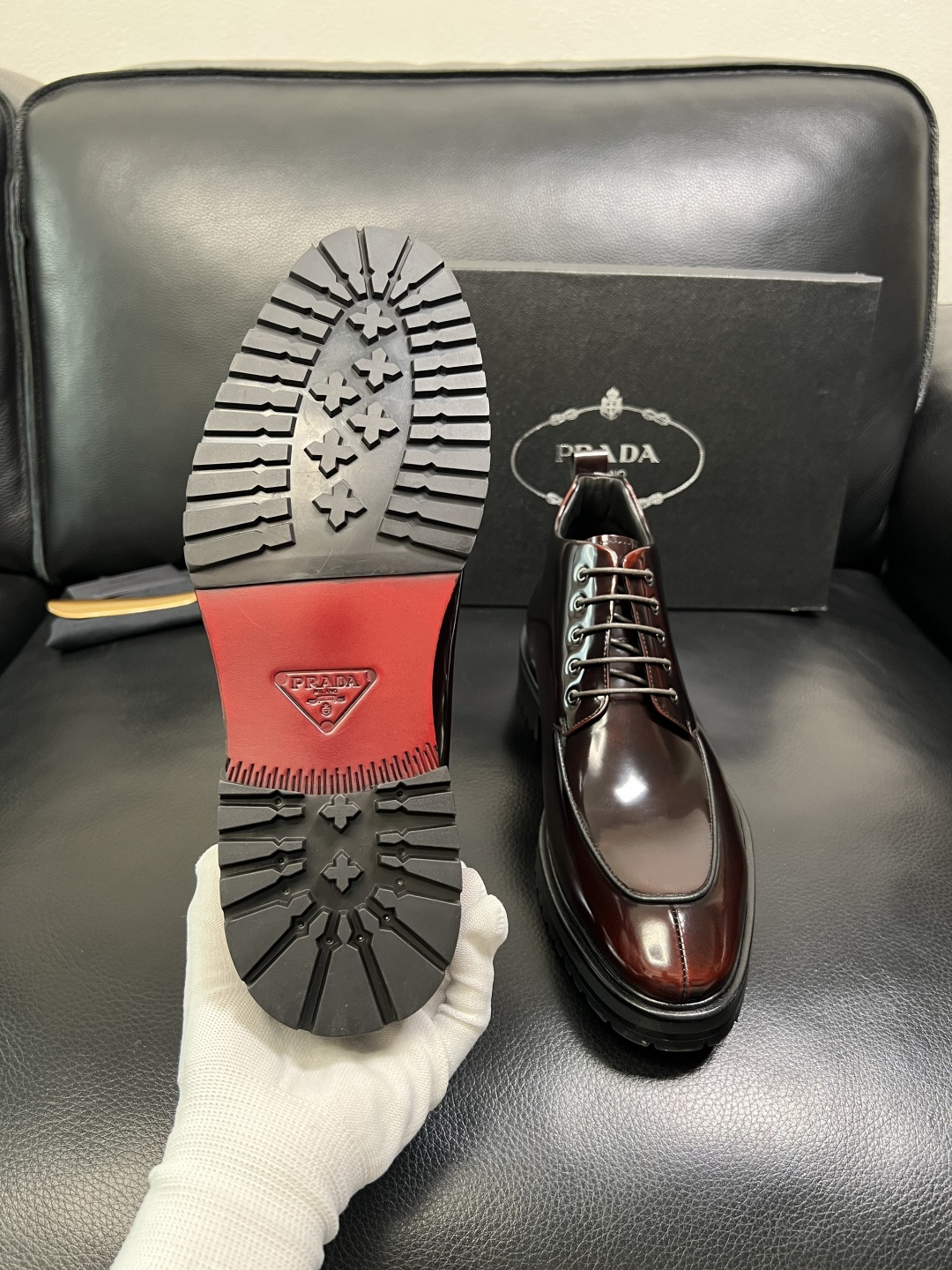 PRADA 高品质 顶级工艺品 普拉达 皮鞋专柜同步 原厂配置，意大利进口原版牛皮面料，透气舒适进口水染