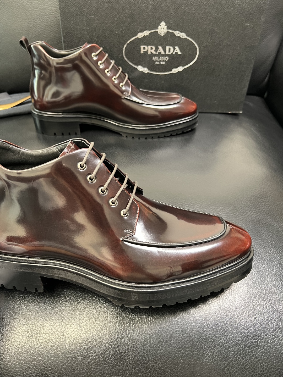PRADA 高品质 顶级工艺品 普拉达 皮鞋专柜同步 原厂配置，意大利进口原版牛皮面料，透气舒适进口水染