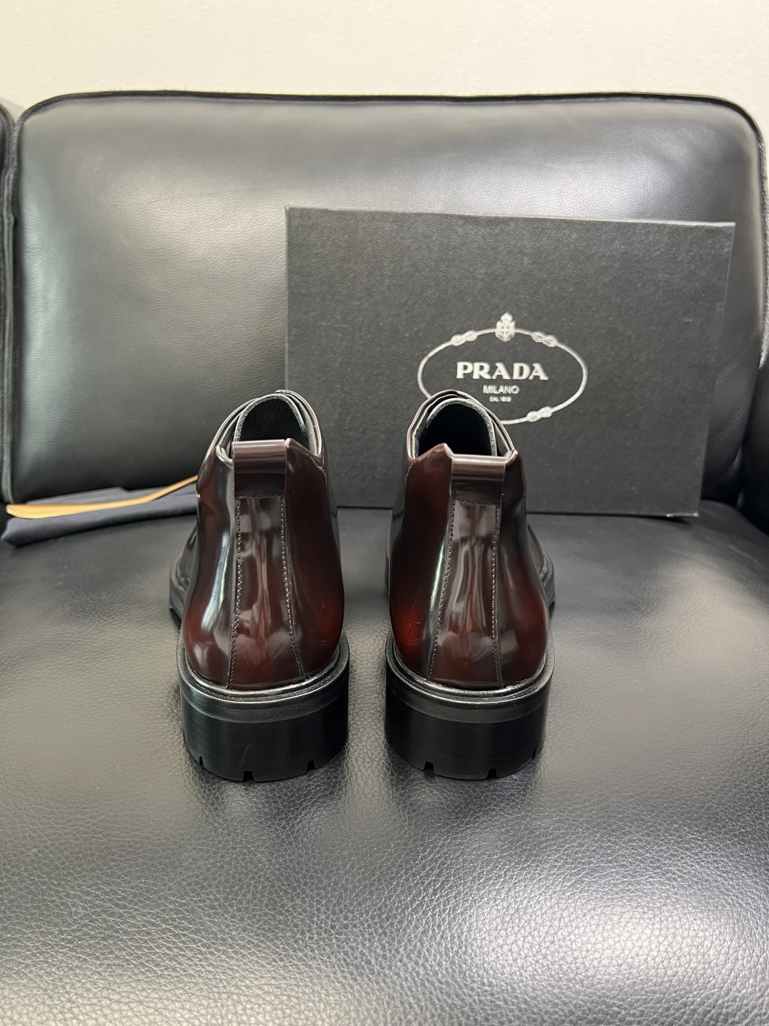 PRADA 高品质 顶级工艺品 普拉达 皮鞋专柜同步 原厂配置，意大利进口原版牛皮面料，透气舒适进口水染