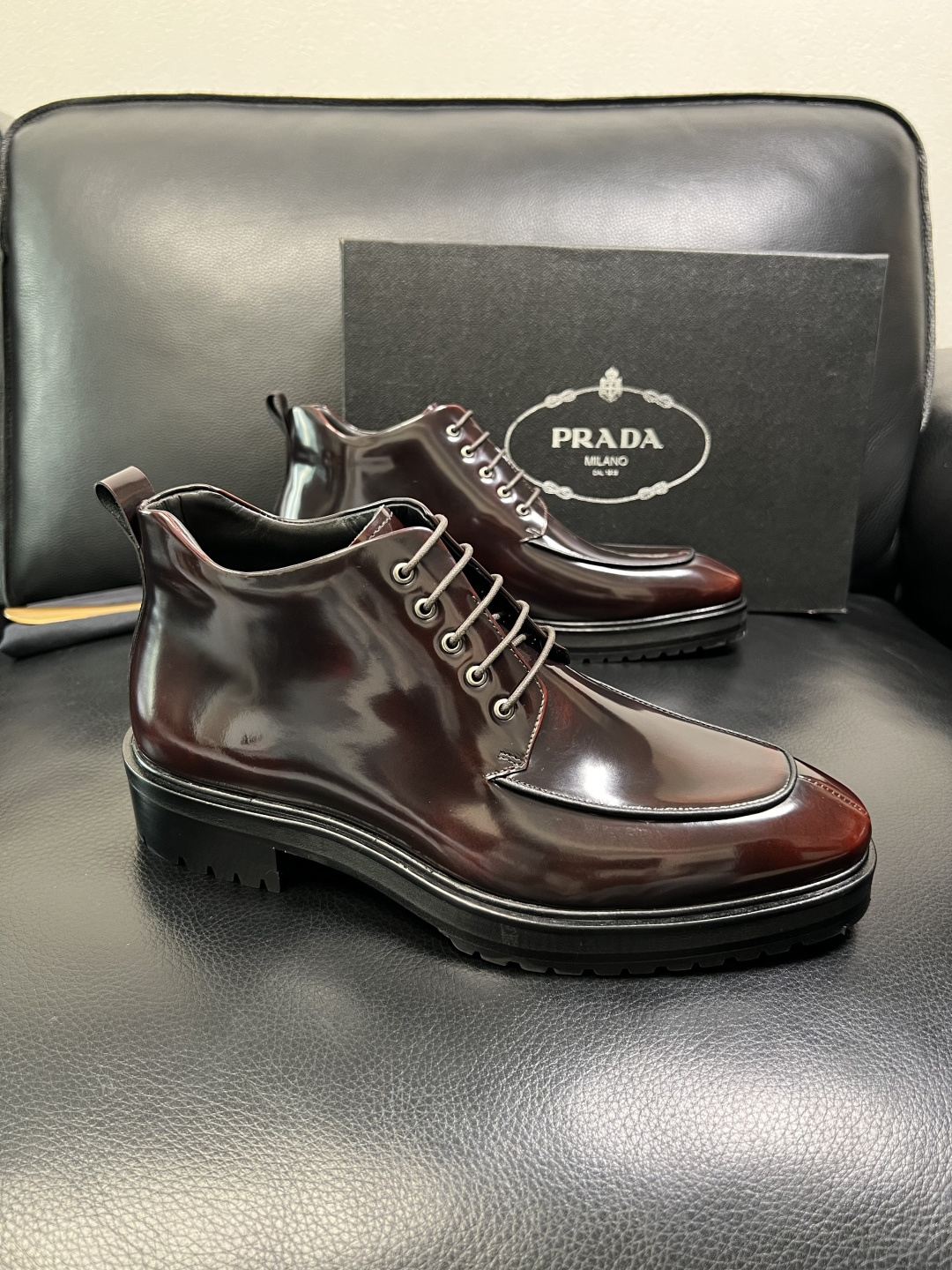 PRADA 高品质 顶级工艺品 普拉达 皮鞋专柜同步 原厂配置，意大利进口原版牛皮面料，透气舒适进口水染