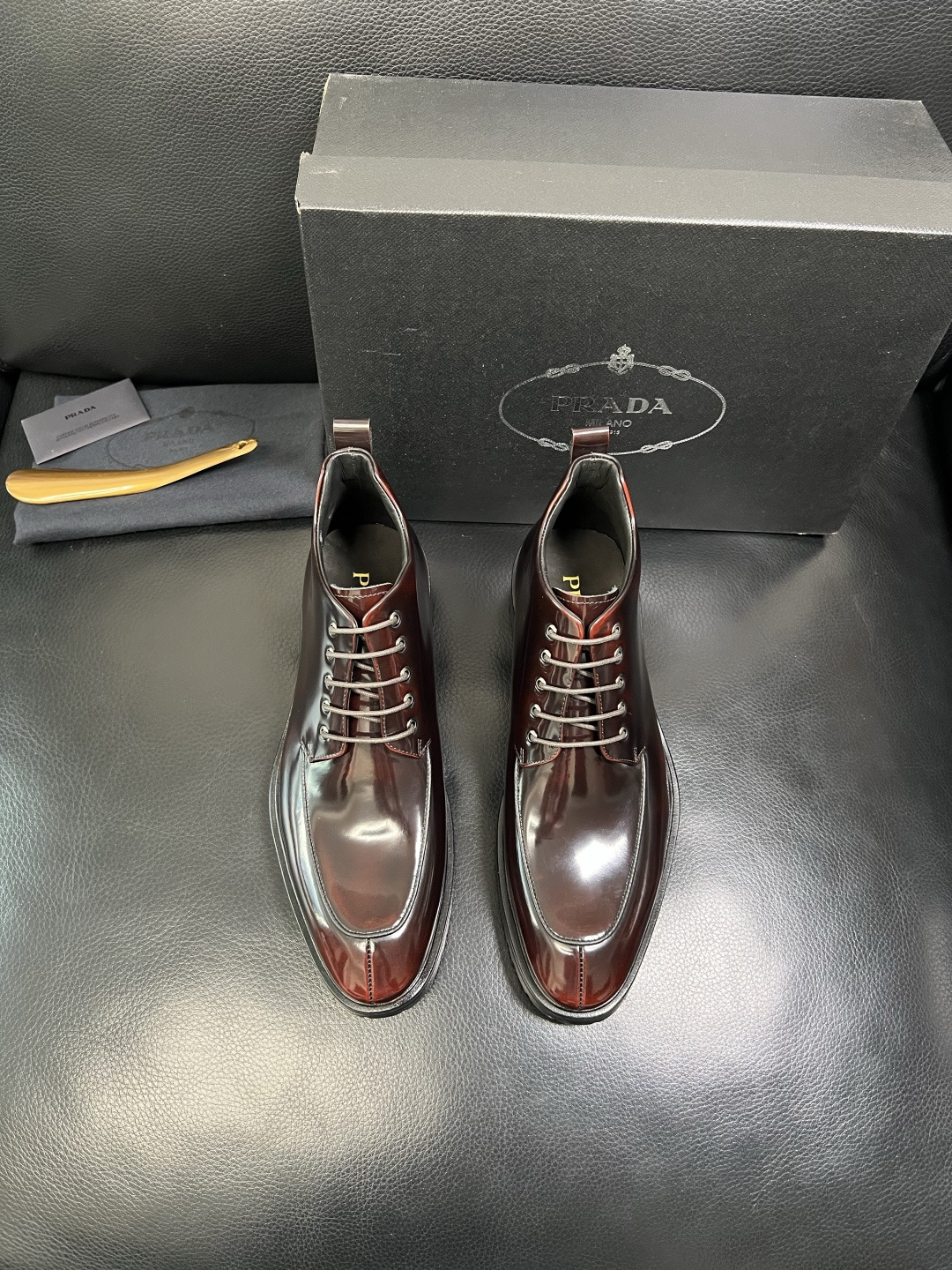 PRADA 高品质 顶级工艺品 普拉达 皮鞋专柜同步 原厂配置，意大利进口原版牛皮面料，透气舒适进口水染
