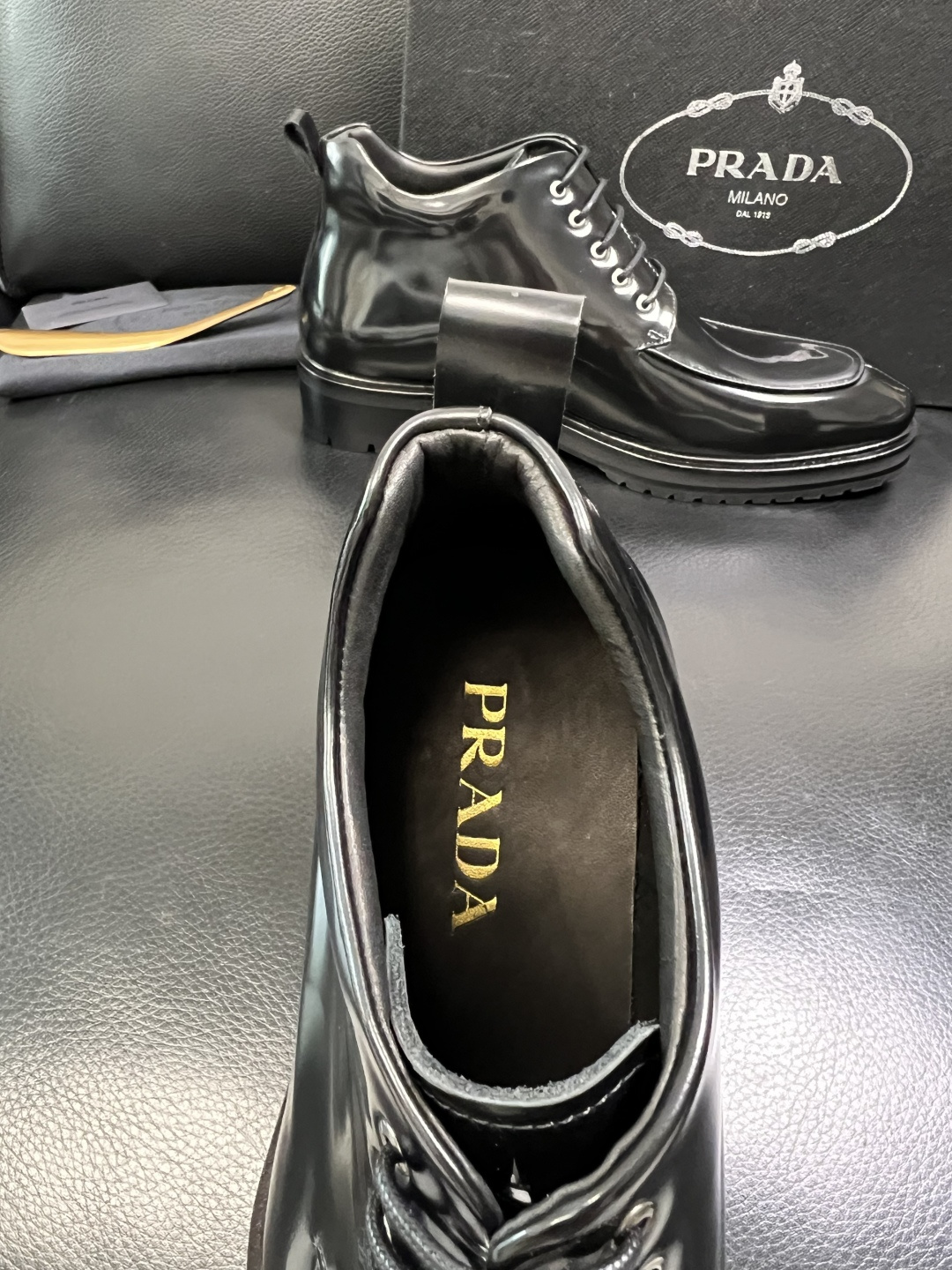 PRADA 高品质 顶级工艺品 普拉达 皮鞋专柜同步 原厂配置，意大利进口原版牛皮面料，透气舒适进口水染