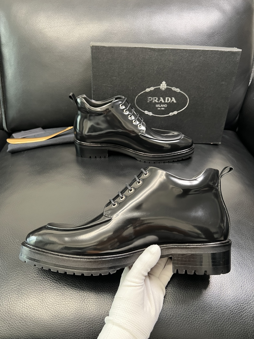 PRADA 高品质 顶级工艺品 普拉达 皮鞋专柜同步 原厂配置，意大利进口原版牛皮面料，透气舒适进口水染