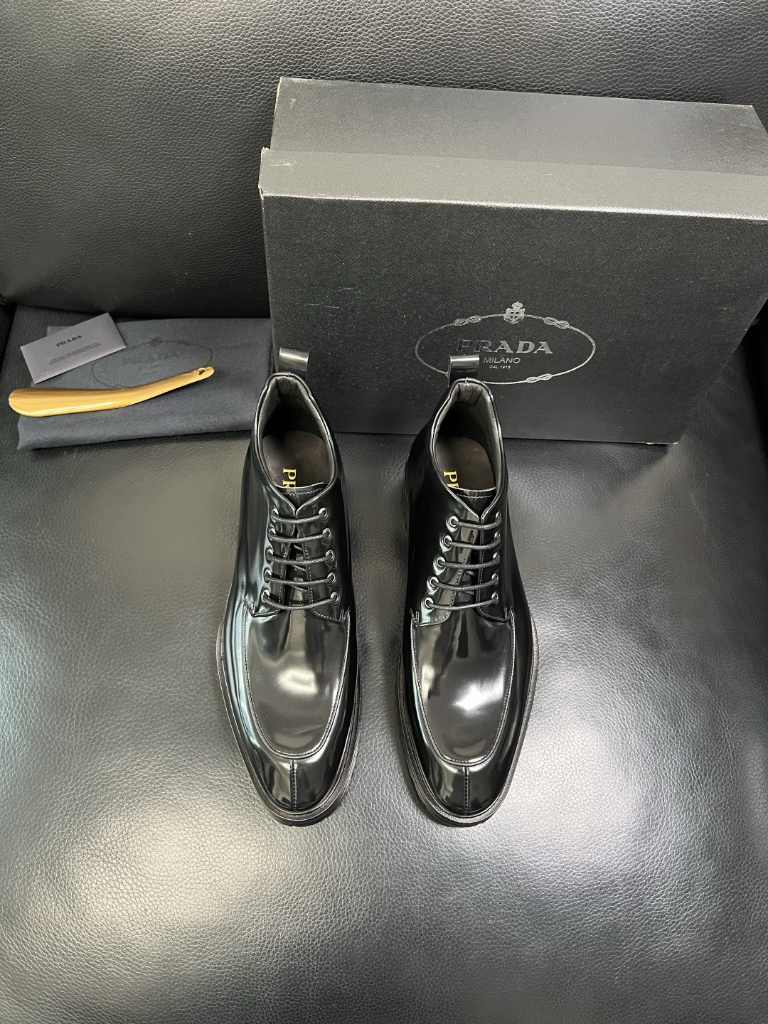 PRADA 高品质 顶级工艺品 普拉达 皮鞋专柜同步 原厂配置，意大利进口原版牛皮面料，透气舒适进口水染