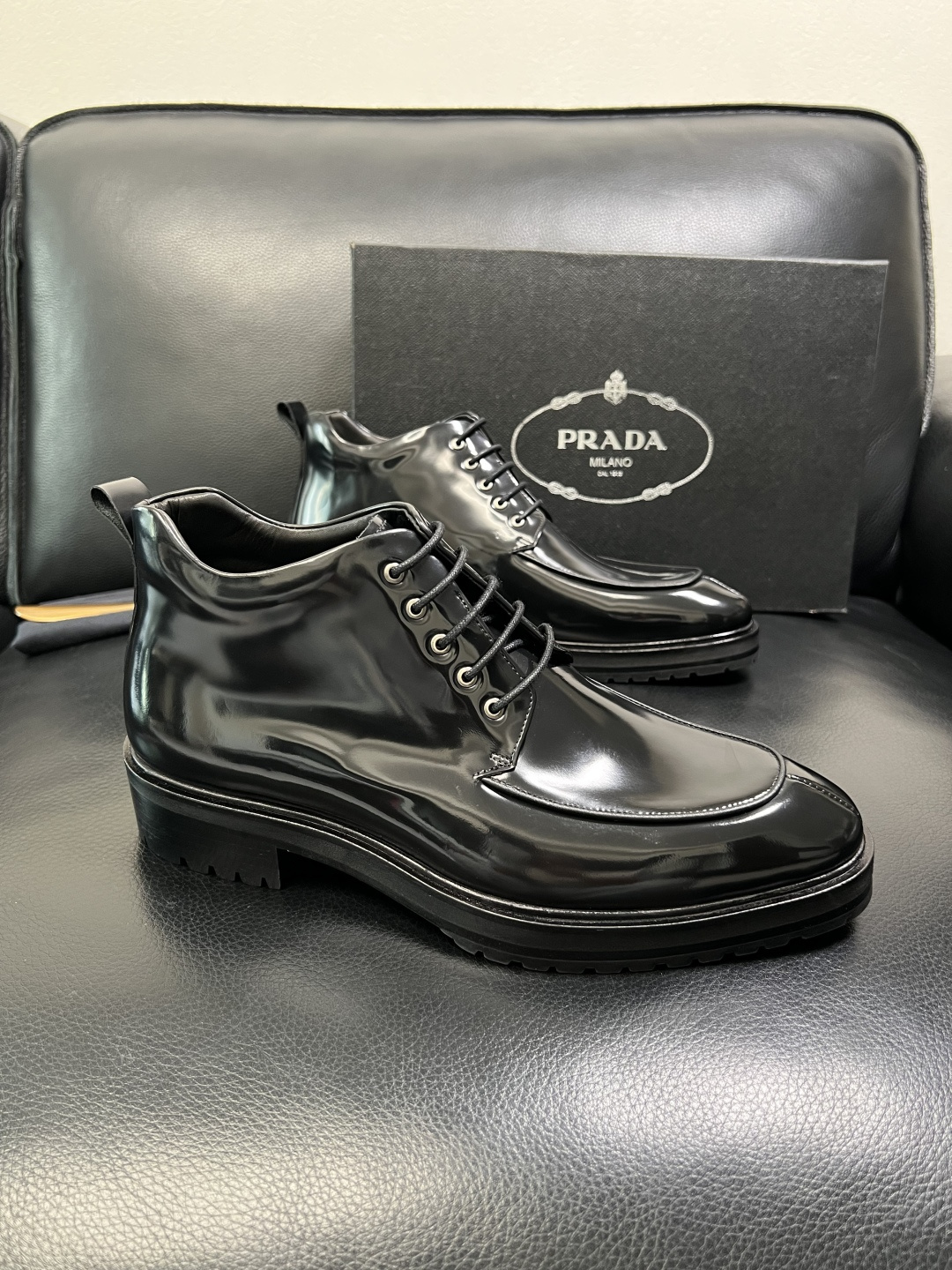 PRADA 高品质 顶级工艺品 普拉达 皮鞋专柜同步 原厂配置，意大利进口原版牛皮面料，透气舒适进口水染