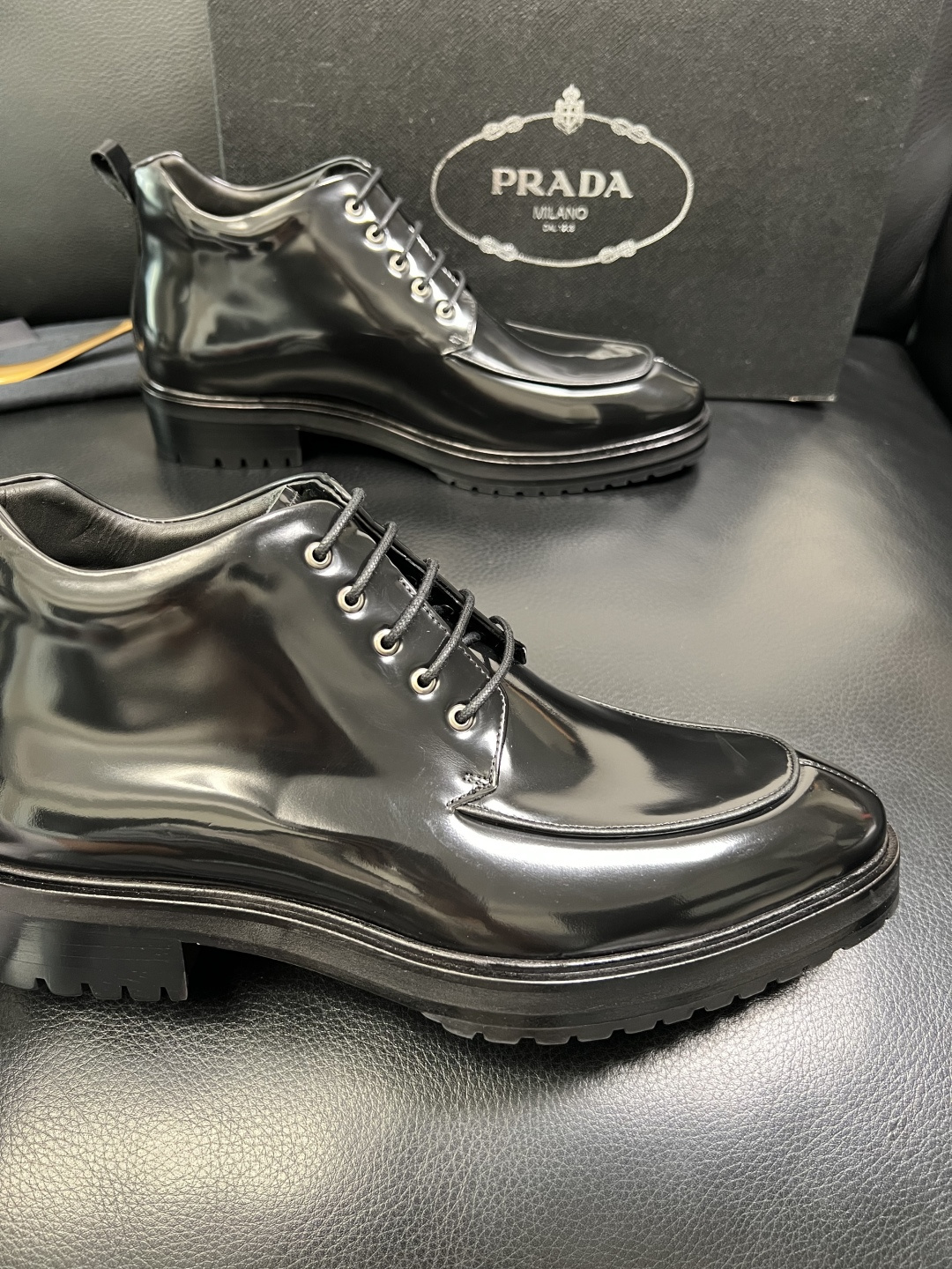 PRADA 高品质 顶级工艺品 普拉达 皮鞋专柜同步 原厂配置，意大利进口原版牛皮面料，透气舒适进口水染