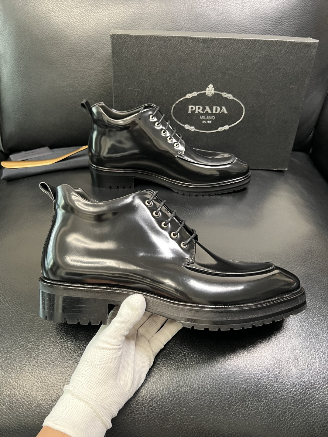 PRADA 高品质 顶级工艺品 普拉达 皮鞋专柜同步 原厂配置，意大利进口原版牛皮面料，透气舒适进口水染