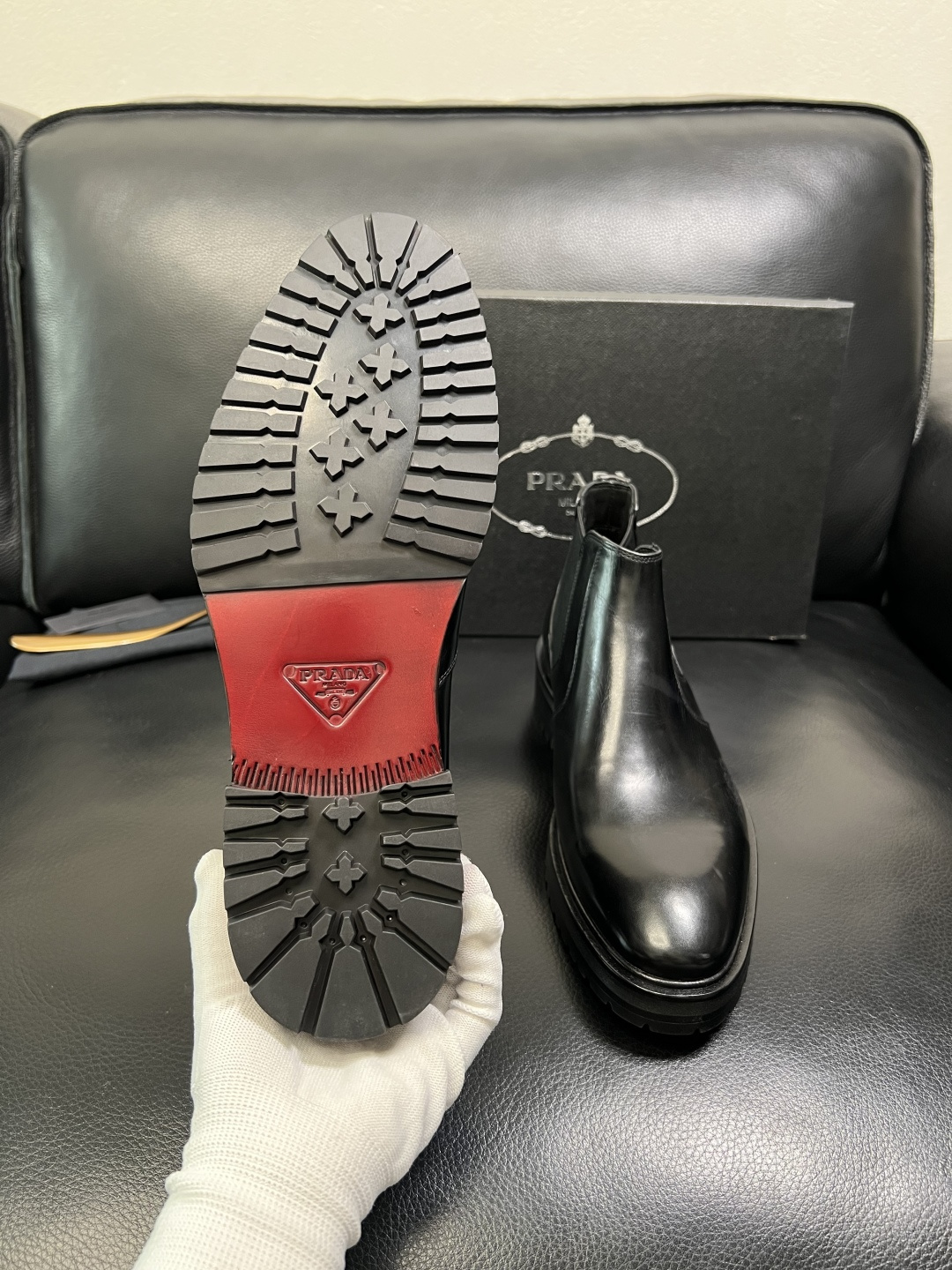 PRADA 高品质 顶级工艺品 普拉达 皮鞋专柜同步 原厂配置，意大利进口原版牛皮面料，透气舒适进口水染