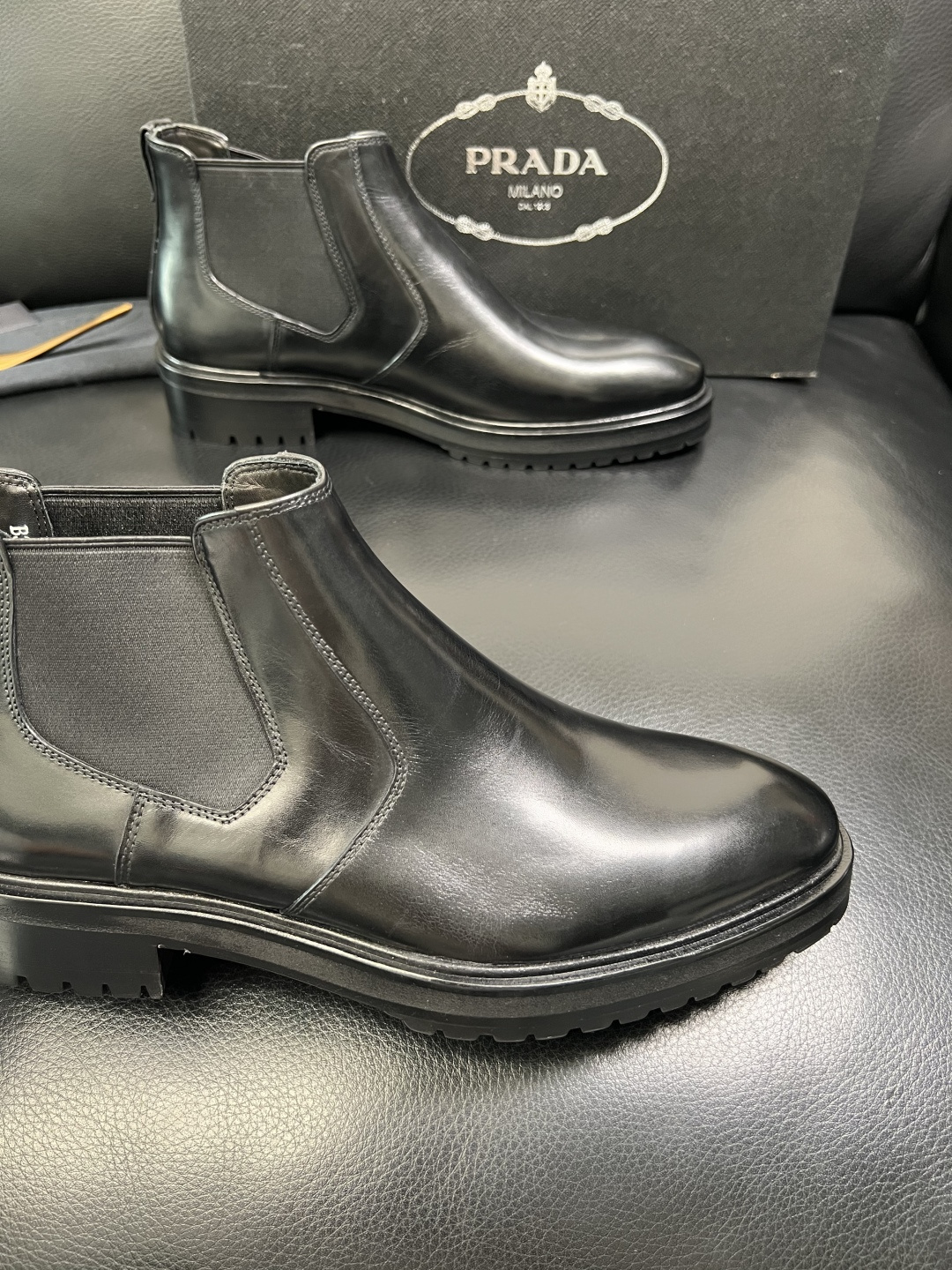 PRADA 高品质 顶级工艺品 普拉达 皮鞋专柜同步 原厂配置，意大利进口原版牛皮面料，透气舒适进口水染