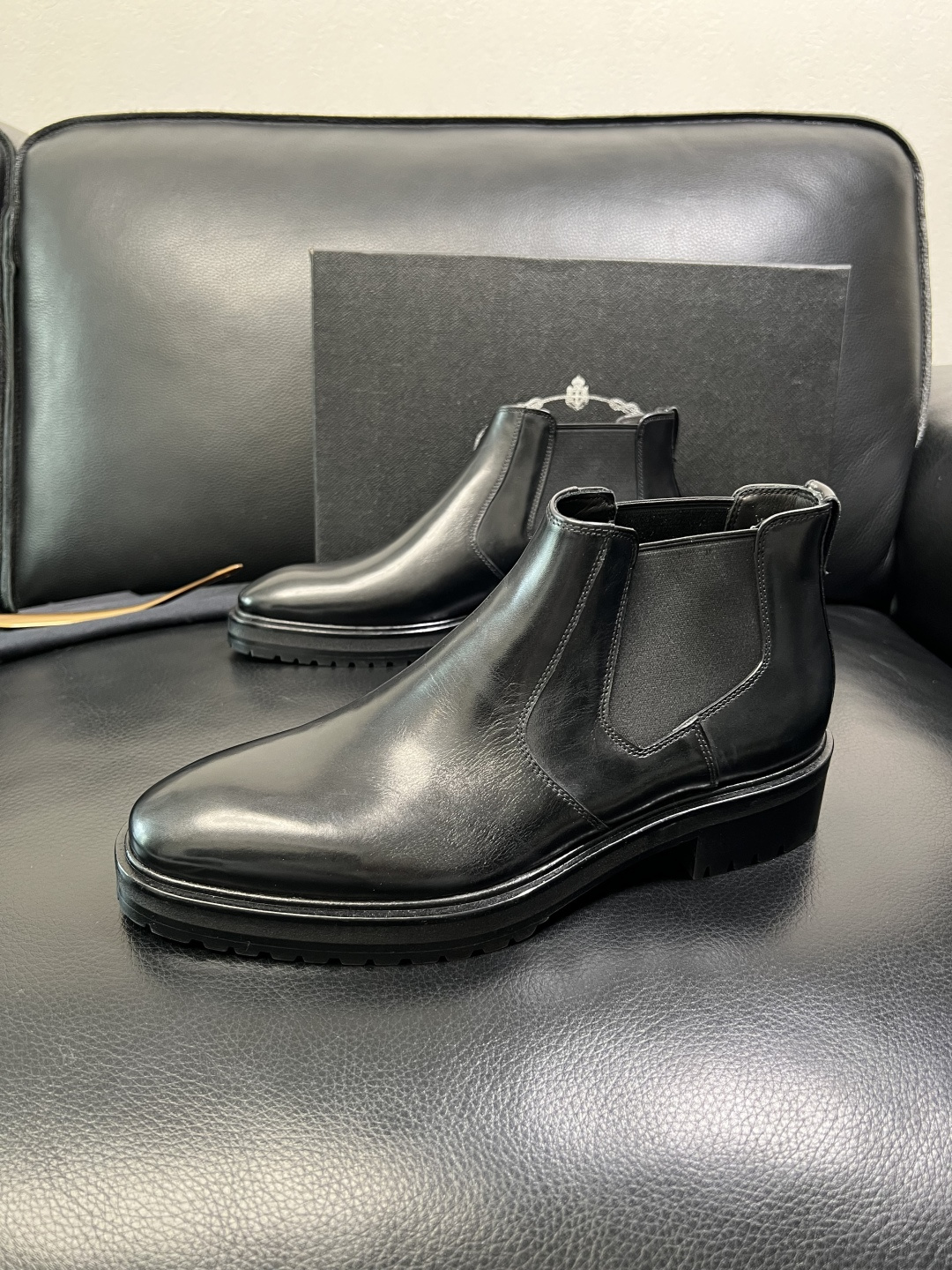 PRADA 高品质 顶级工艺品 普拉达 皮鞋专柜同步 原厂配置，意大利进口原版牛皮面料，透气舒适进口水染