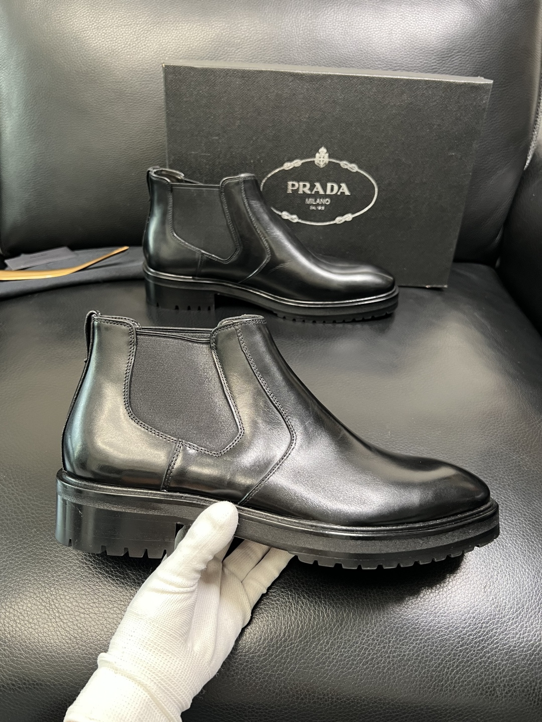 PRADA 高品质 顶级工艺品 普拉达 皮鞋专柜同步 原厂配置，意大利进口原版牛皮面料，透气舒适进口水染
