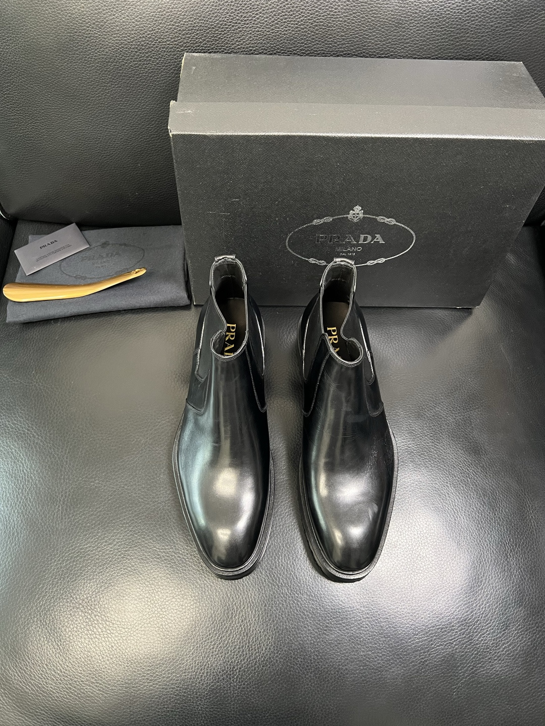 PRADA 高品质 顶级工艺品 普拉达 皮鞋专柜同步 原厂配置，意大利进口原版牛皮面料，透气舒适进口水染