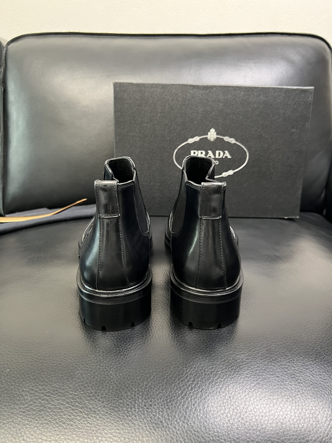 PRADA 高品质 顶级工艺品 普拉达 皮鞋专柜同步 原厂配置，意大利进口原版牛皮面料，透气舒适进口水染