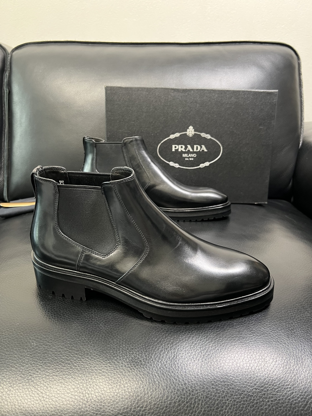 NO:711614,PRADA High-quality top crafts Prada Leather Shoes Counter Synchronization Original factory configuration, original cowhide fabric imported from Italy, breathable and comfortable imported water-dyed cowhide lining, original soles specially provided by the factory and super comfortable, original factory order code number 39-44 (order 38 45 46), prada, prada, cowhide19860909PRADA 高品质 顶级工艺品 普拉达 皮鞋专柜同步 原厂配置,意大利进口原版牛皮面料,透气舒适进口水染牛里垫,鞋底原厂特供原版底超级舒适,原厂跟单货码数 39-44（订 38 45 46）,,prada,prada,cowhide,Men's shoes