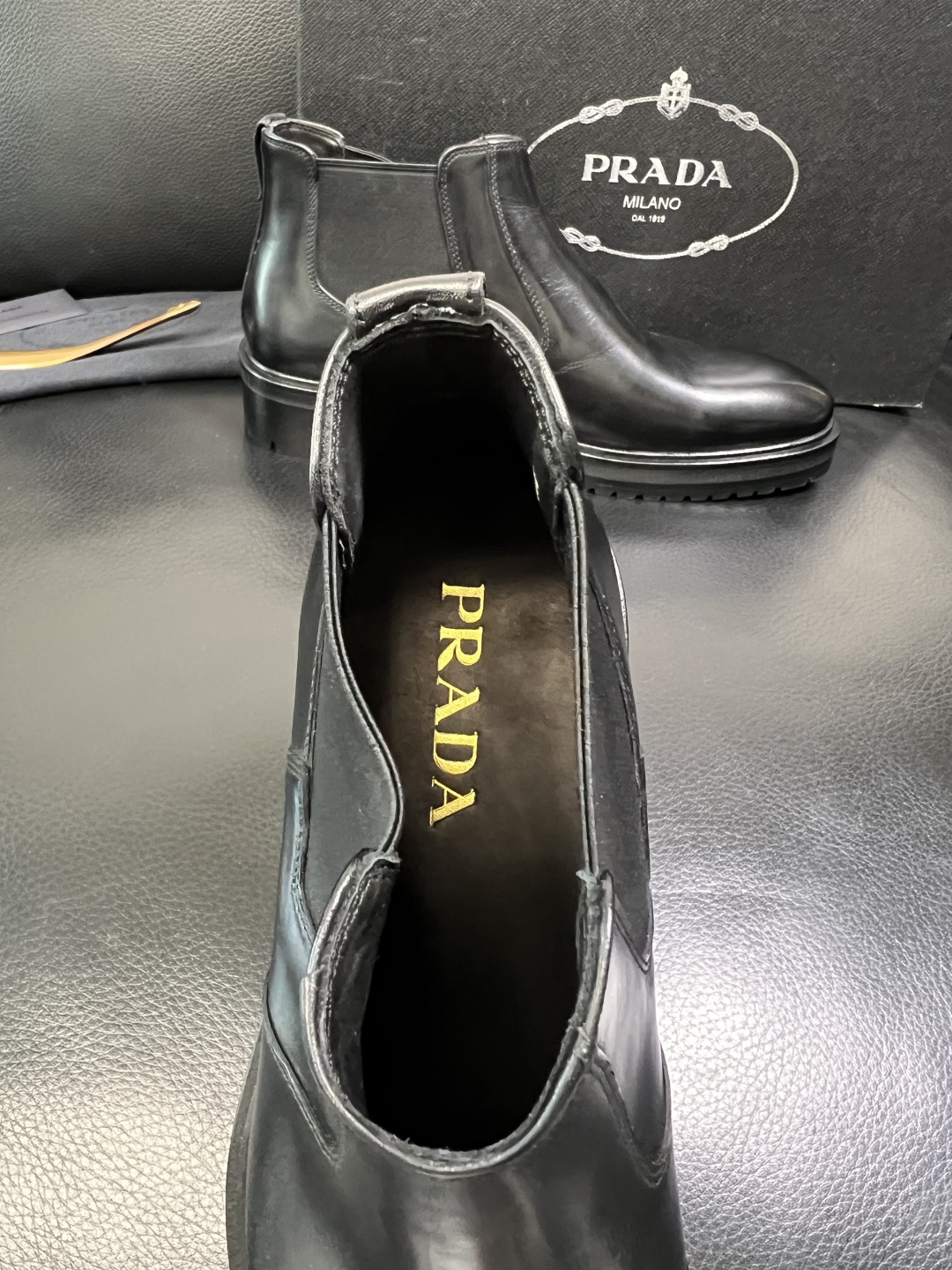PRADA 高品质 顶级工艺品 普拉达 皮鞋专柜同步 原厂配置，意大利进口原版牛皮面料，透气舒适进口水染