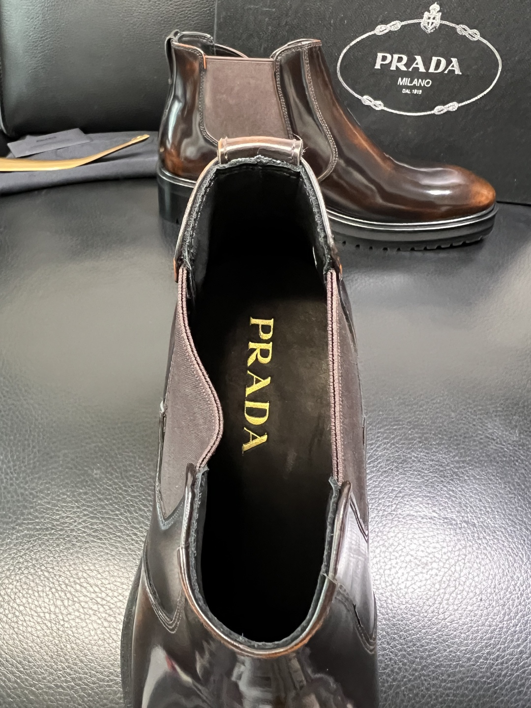 PRADA 高品质 顶级工艺品 普拉达 皮鞋专柜同步 原厂配置，意大利进口原版牛皮面料，透气舒适进口水染