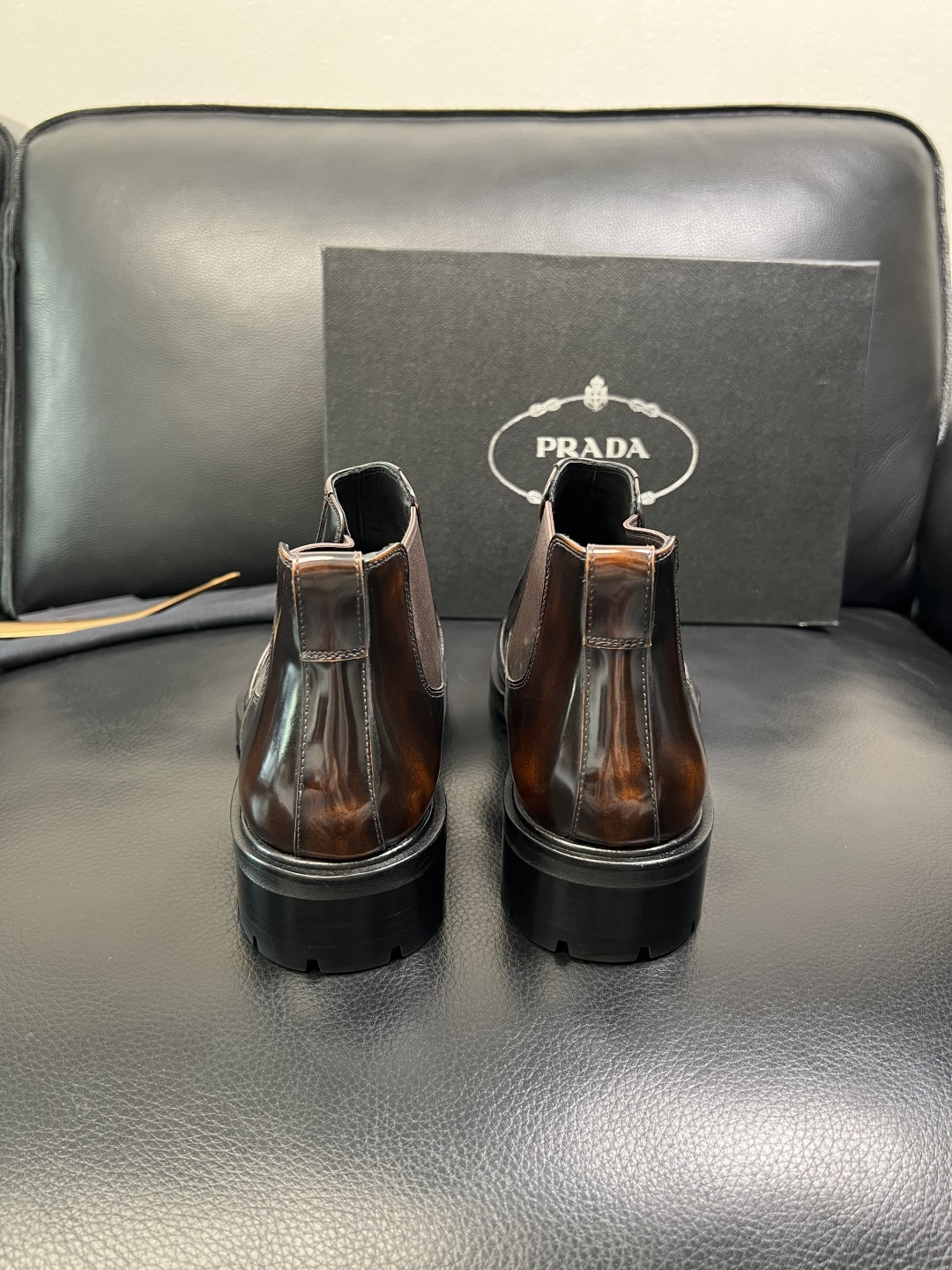 PRADA 高品质 顶级工艺品 普拉达 皮鞋专柜同步 原厂配置，意大利进口原版牛皮面料，透气舒适进口水染