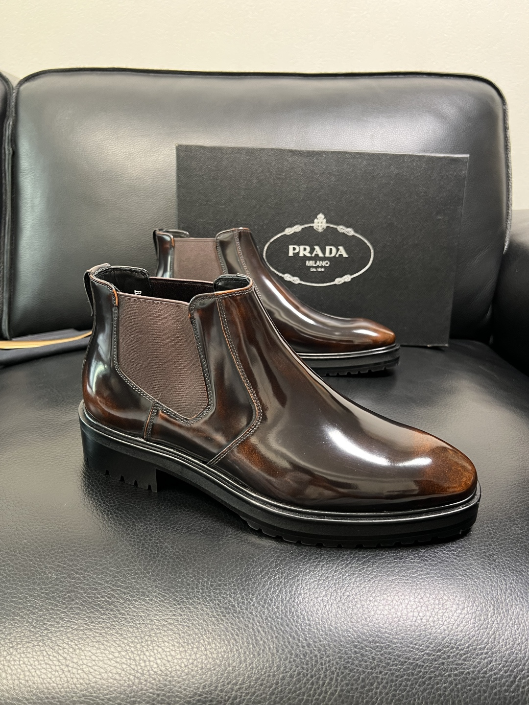 NO:711617,PRADA High-quality top crafts Prada Leather Shoes Counter Synchronization Original factory configuration, original cowhide fabric imported from Italy, breathable and comfortable imported water-dyed cowhide lining, original soles specially provided by the factory and super comfortable, original factory order code number 39-44 (order 38 45 46), prada, prada, cowhide19860909PRADA 高品质 顶级工艺品 普拉达 皮鞋专柜同步 原厂配置,意大利进口原版牛皮面料,透气舒适进口水染牛里垫,鞋底原厂特供原版底超级舒适,原厂跟单货码数 39-44（订 38 45 46）,,prada,prada,cowhide,Men's shoes