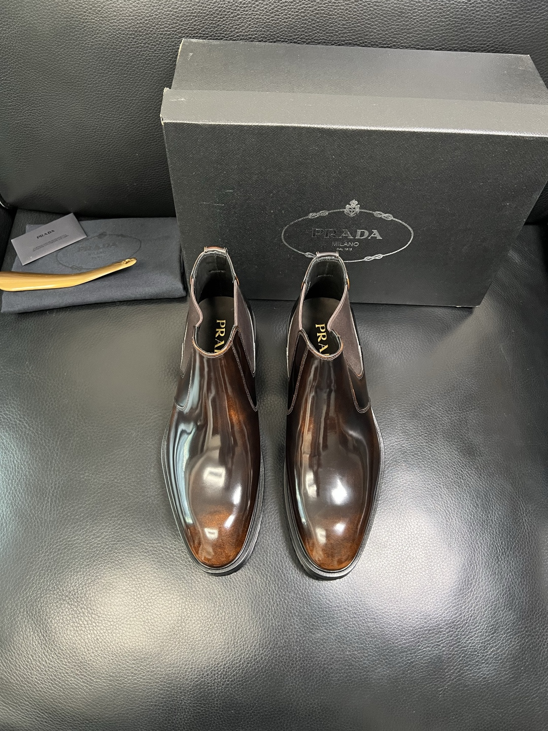 PRADA 高品质 顶级工艺品 普拉达 皮鞋专柜同步 原厂配置，意大利进口原版牛皮面料，透气舒适进口水染