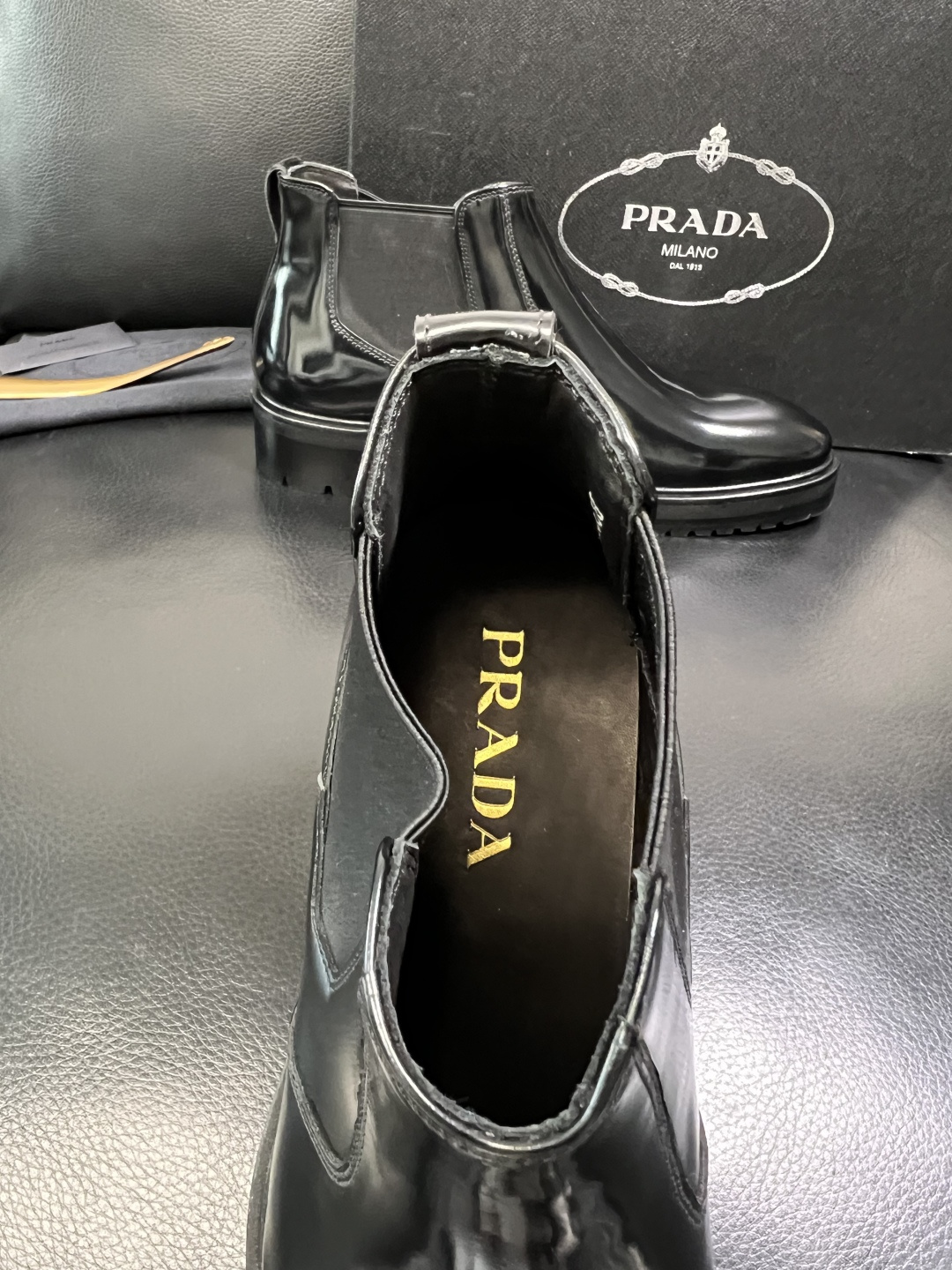 PRADA 高品质 顶级工艺品 普拉达 皮鞋专柜同步 原厂配置，意大利进口原版牛皮面料，透气舒适进口水染