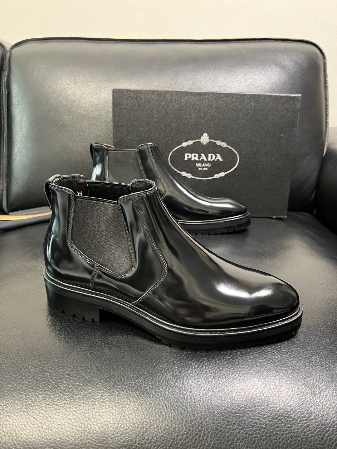 PRADA 高品质 顶级工艺品 普拉达 皮鞋专柜同步 原厂配置，意大利进口原版牛皮面料，透气舒适进口水染