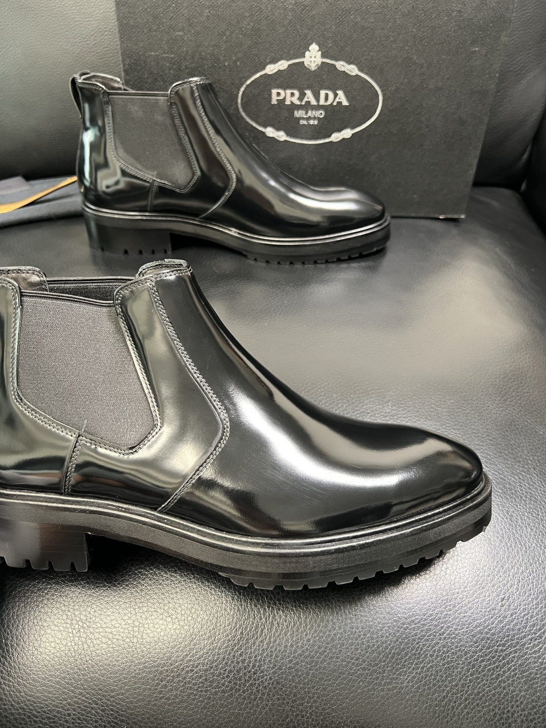 PRADA 高品质 顶级工艺品 普拉达 皮鞋专柜同步 原厂配置，意大利进口原版牛皮面料，透气舒适进口水染