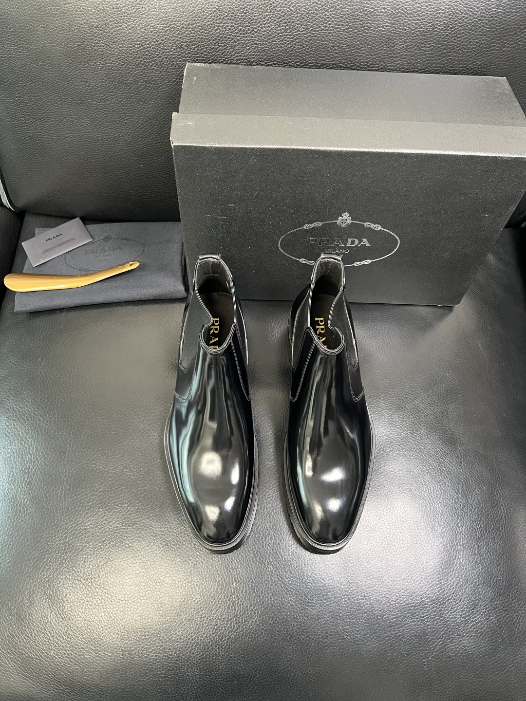 PRADA 高品质 顶级工艺品 普拉达 皮鞋专柜同步 原厂配置，意大利进口原版牛皮面料，透气舒适进口水染