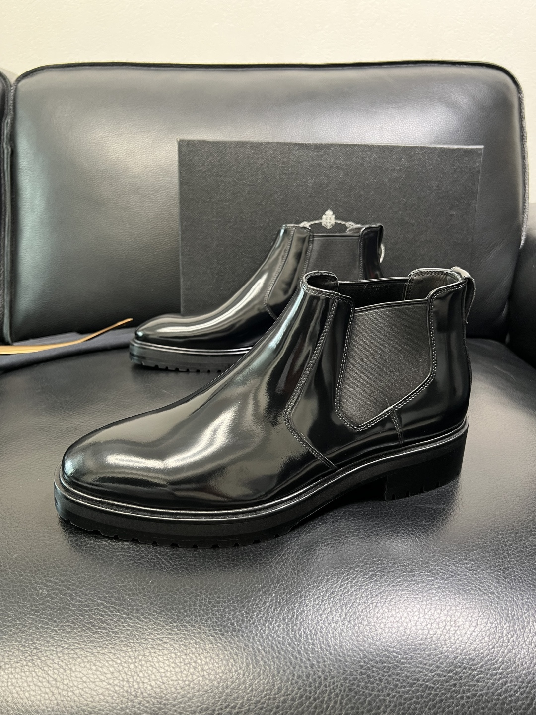 PRADA 高品质 顶级工艺品 普拉达 皮鞋专柜同步 原厂配置，意大利进口原版牛皮面料，透气舒适进口水染