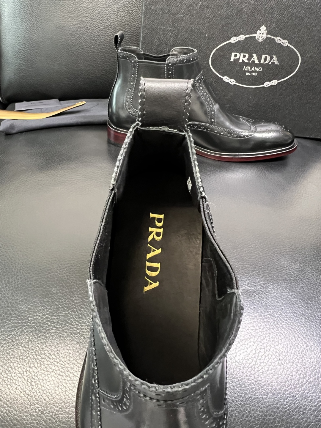 PRADA 高品质 顶级工艺品 普拉达 皮鞋专柜同步 原厂配置，意大利进口原版牛皮面料，透气舒适进口水染