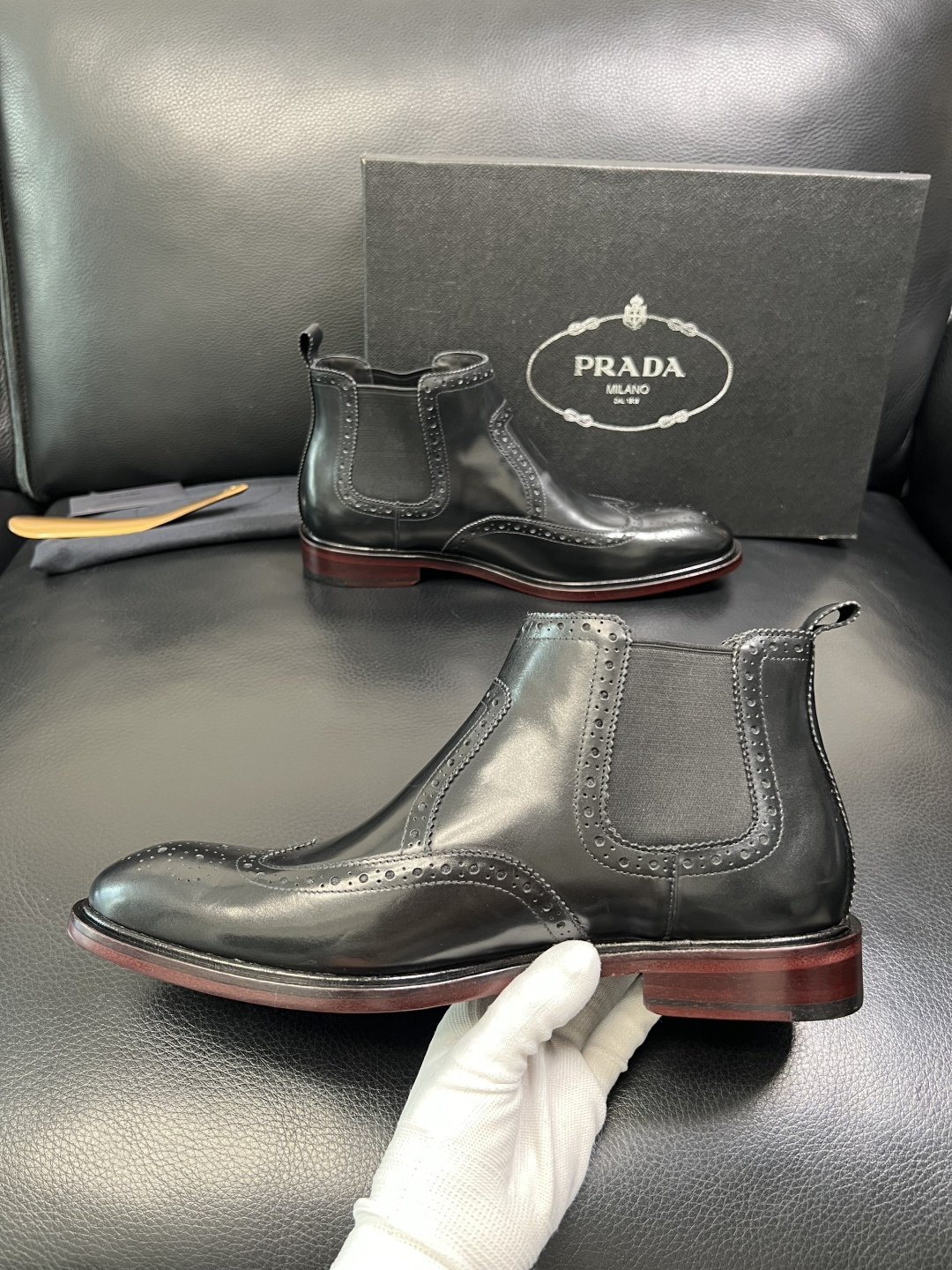 PRADA 高品质 顶级工艺品 普拉达 皮鞋专柜同步 原厂配置，意大利进口原版牛皮面料，透气舒适进口水染