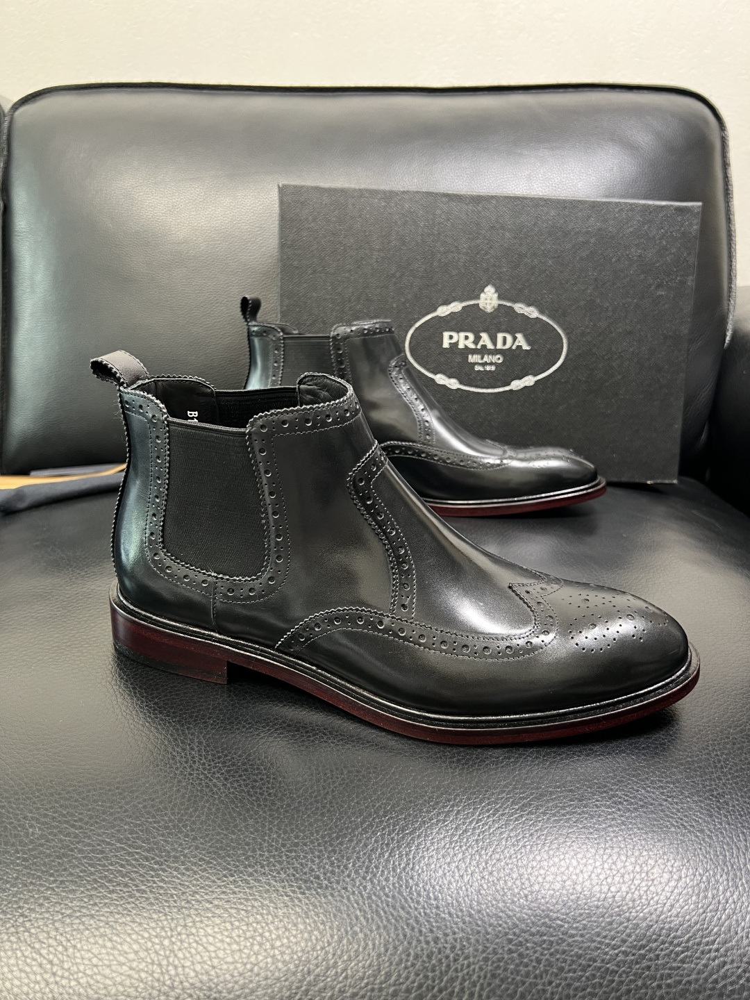 PRADA 高品质 顶级工艺品 普拉达 皮鞋专柜同步 原厂配置，意大利进口原版牛皮面料，透气舒适进口水染