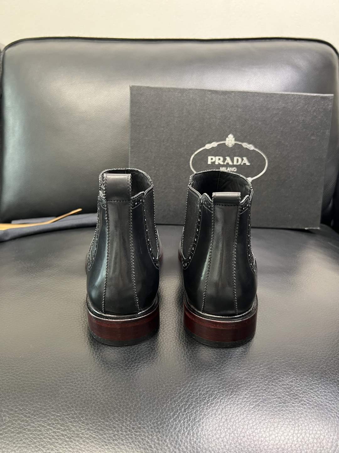 PRADA 高品质 顶级工艺品 普拉达 皮鞋专柜同步 原厂配置，意大利进口原版牛皮面料，透气舒适进口水染