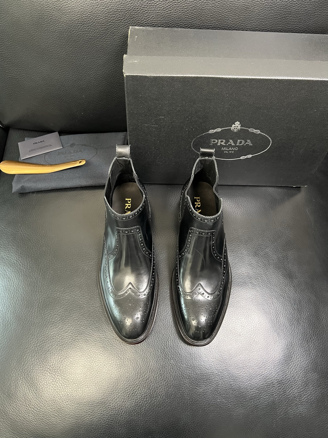 PRADA 高品质 顶级工艺品 普拉达 皮鞋专柜同步 原厂配置，意大利进口原版牛皮面料，透气舒适进口水染