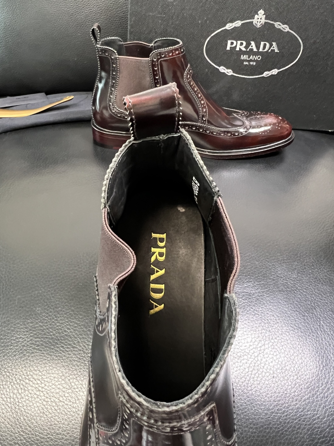 PRADA 高品质 顶级工艺品 普拉达 皮鞋专柜同步 原厂配置，意大利进口原版牛皮面料，透气舒适进口水染