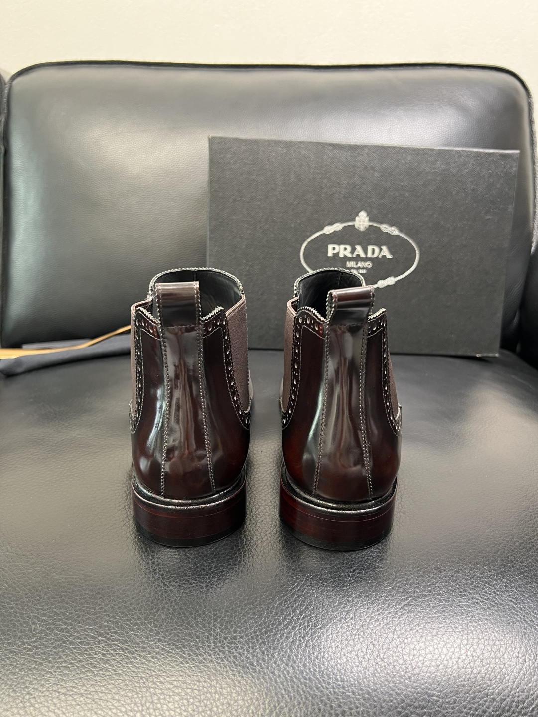 PRADA 高品质 顶级工艺品 普拉达 皮鞋专柜同步 原厂配置，意大利进口原版牛皮面料，透气舒适进口水染