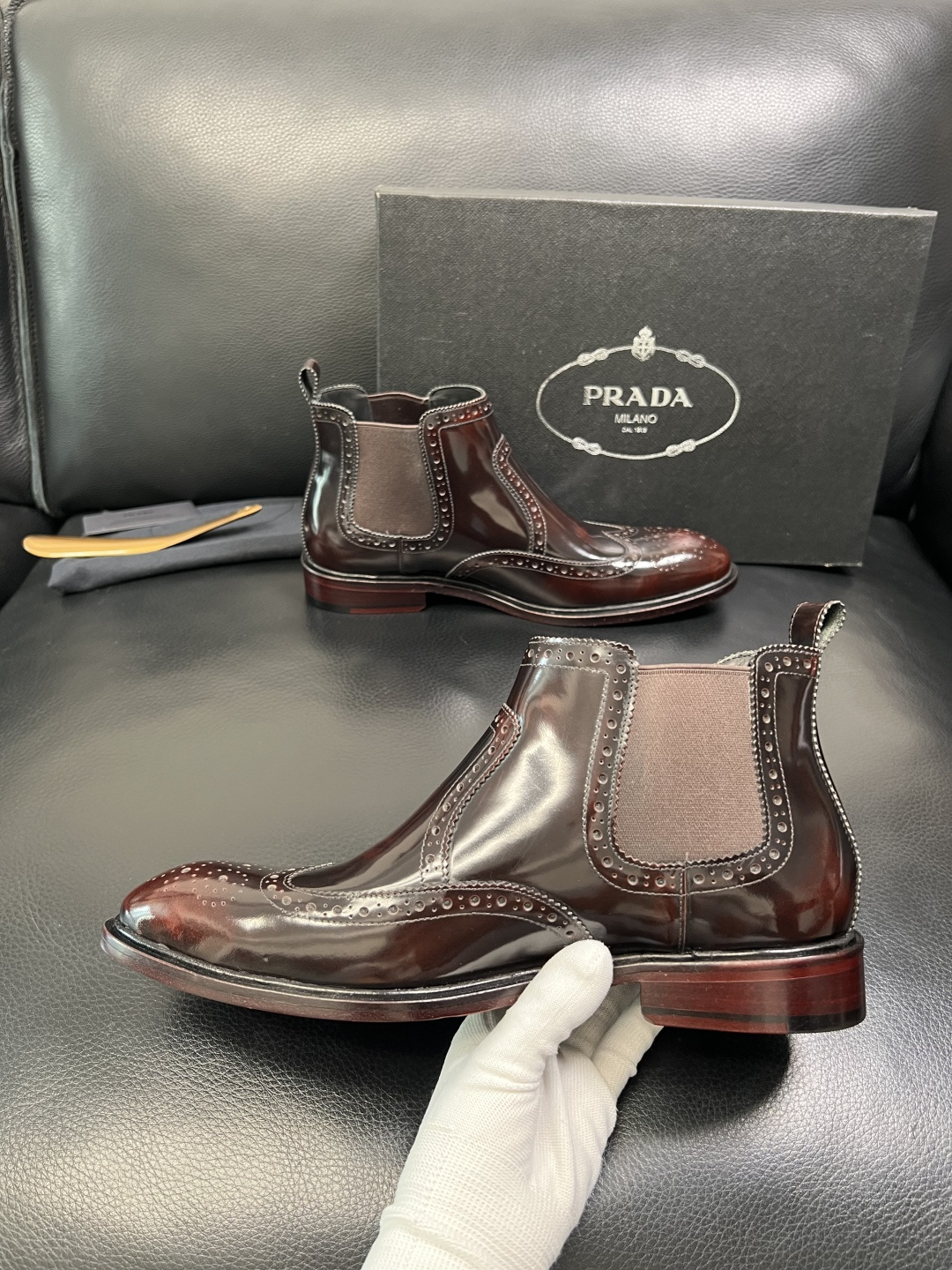 PRADA 高品质 顶级工艺品 普拉达 皮鞋专柜同步 原厂配置，意大利进口原版牛皮面料，透气舒适进口水染