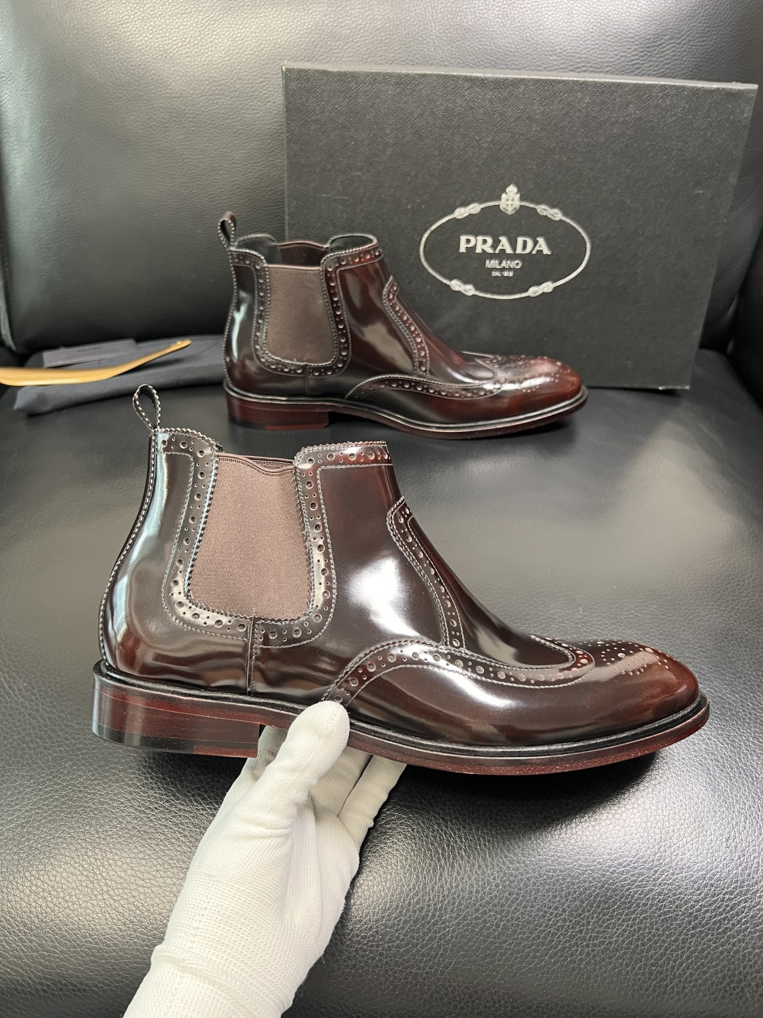 PRADA 高品质 顶级工艺品 普拉达 皮鞋专柜同步 原厂配置，意大利进口原版牛皮面料，透气舒适进口水染