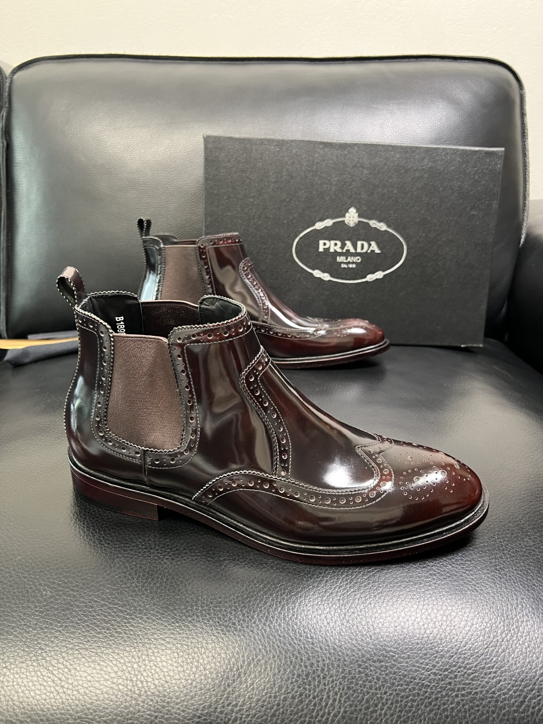 PRADA 高品质 顶级工艺品 普拉达 皮鞋专柜同步 原厂配置，意大利进口原版牛皮面料，透气舒适进口水染