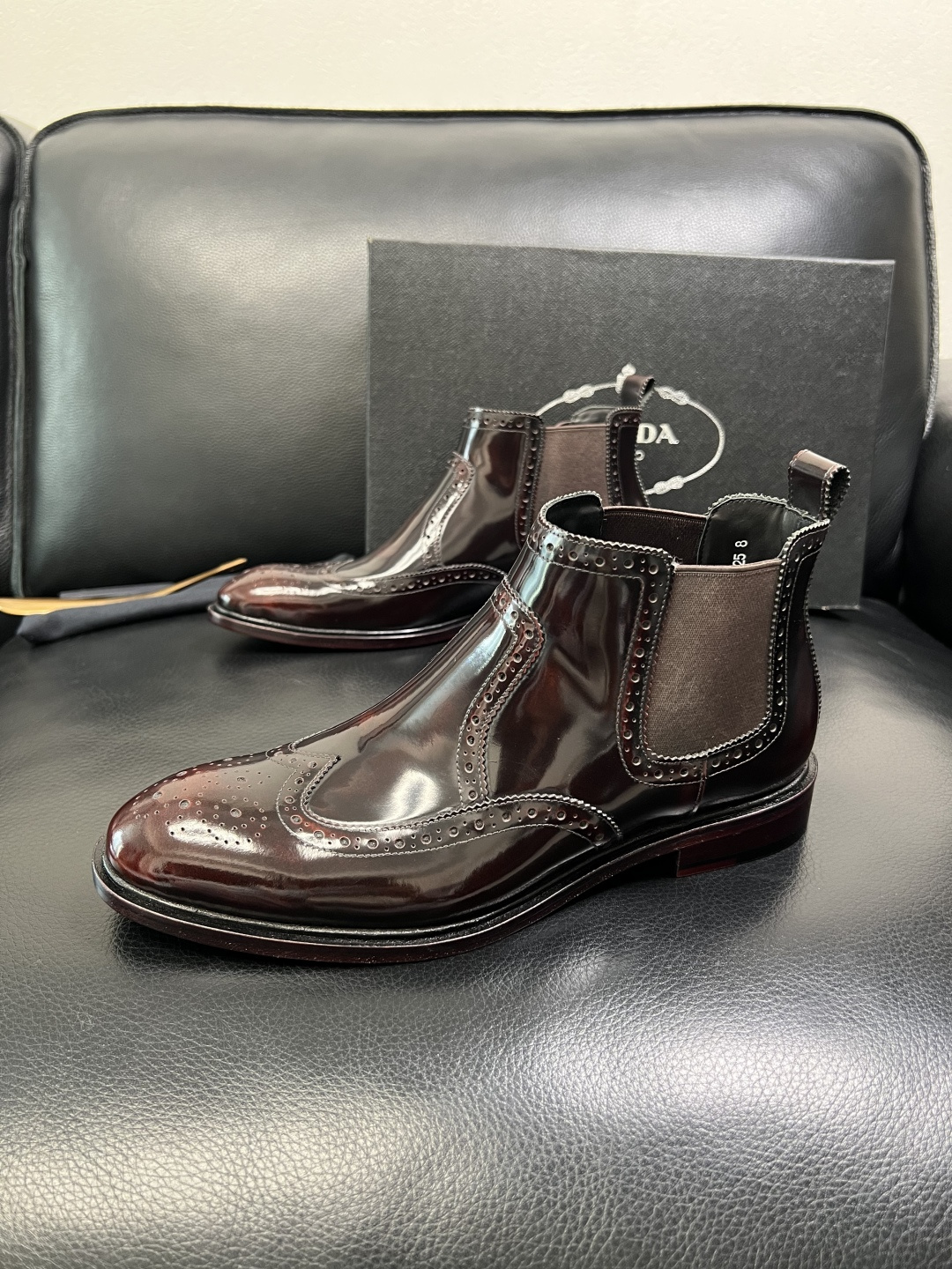 PRADA 高品质 顶级工艺品 普拉达 皮鞋专柜同步 原厂配置，意大利进口原版牛皮面料，透气舒适进口水染